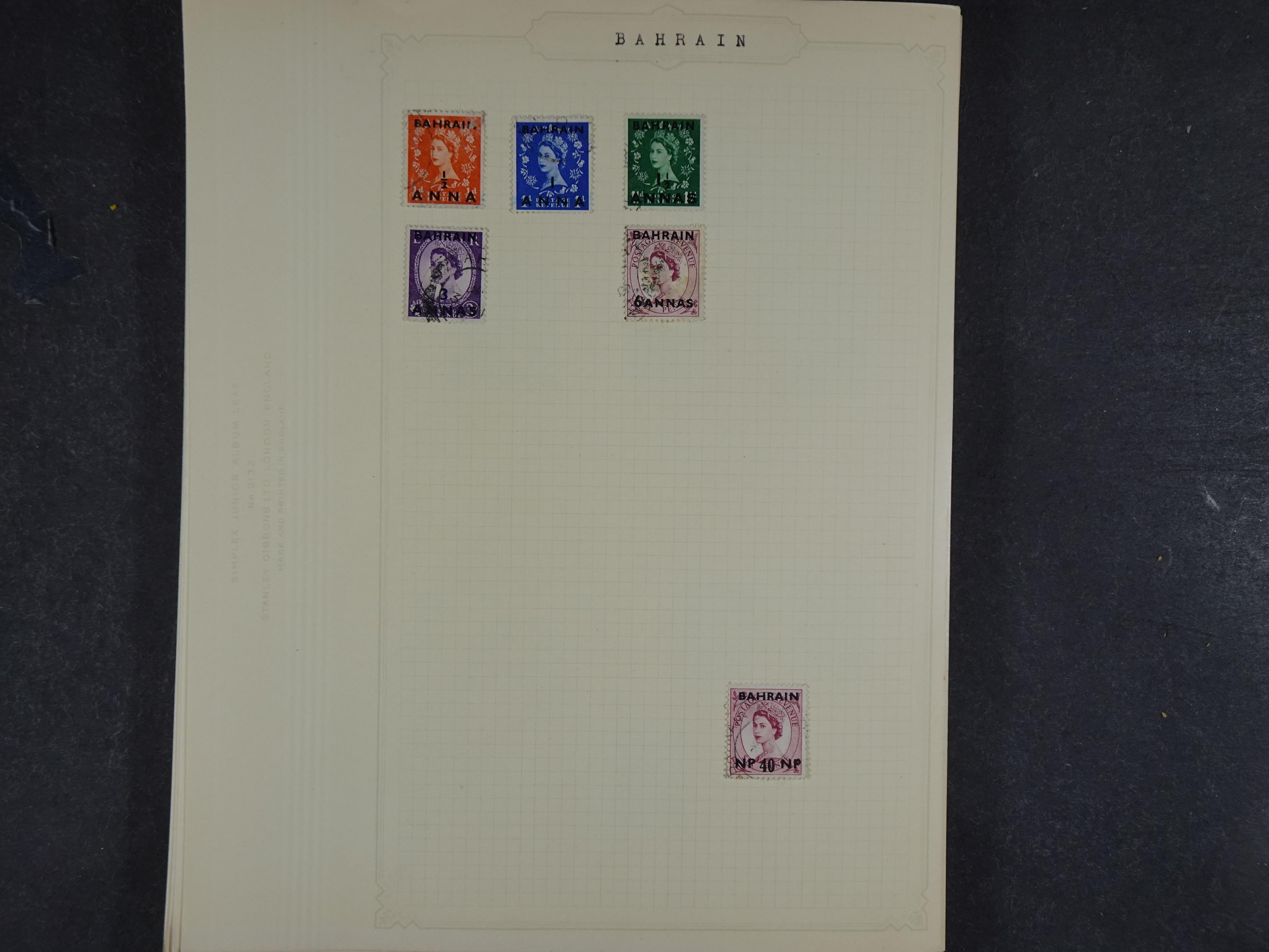 Toverdoos met geweldige mooi materiaal waaronder veel Mauritius ( uitzoeken ) diversen plaatfouten en bijzondere stempels.   54