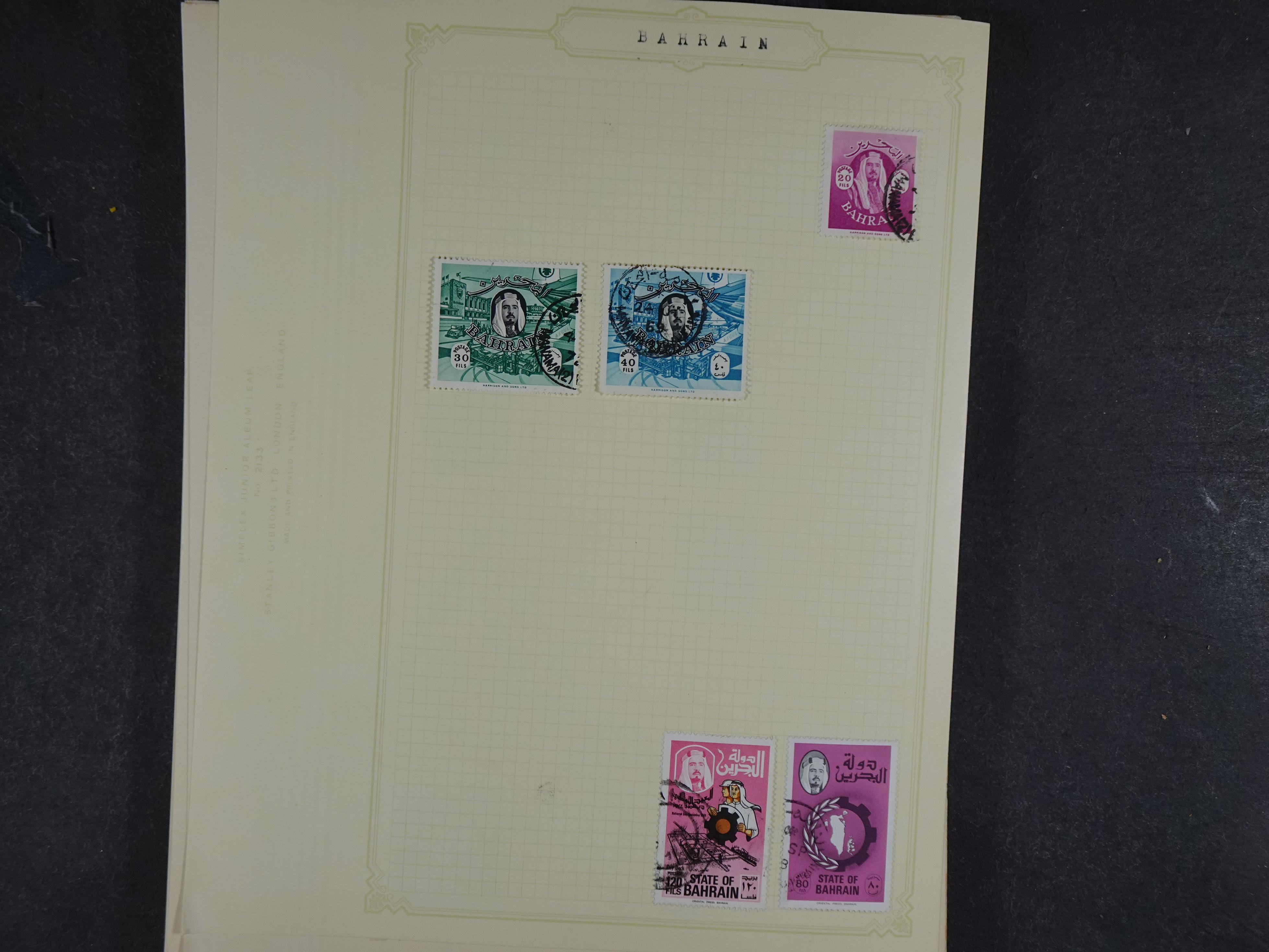 Toverdoos met geweldige mooi materiaal waaronder veel Mauritius ( uitzoeken ) diversen plaatfouten en bijzondere stempels.   56