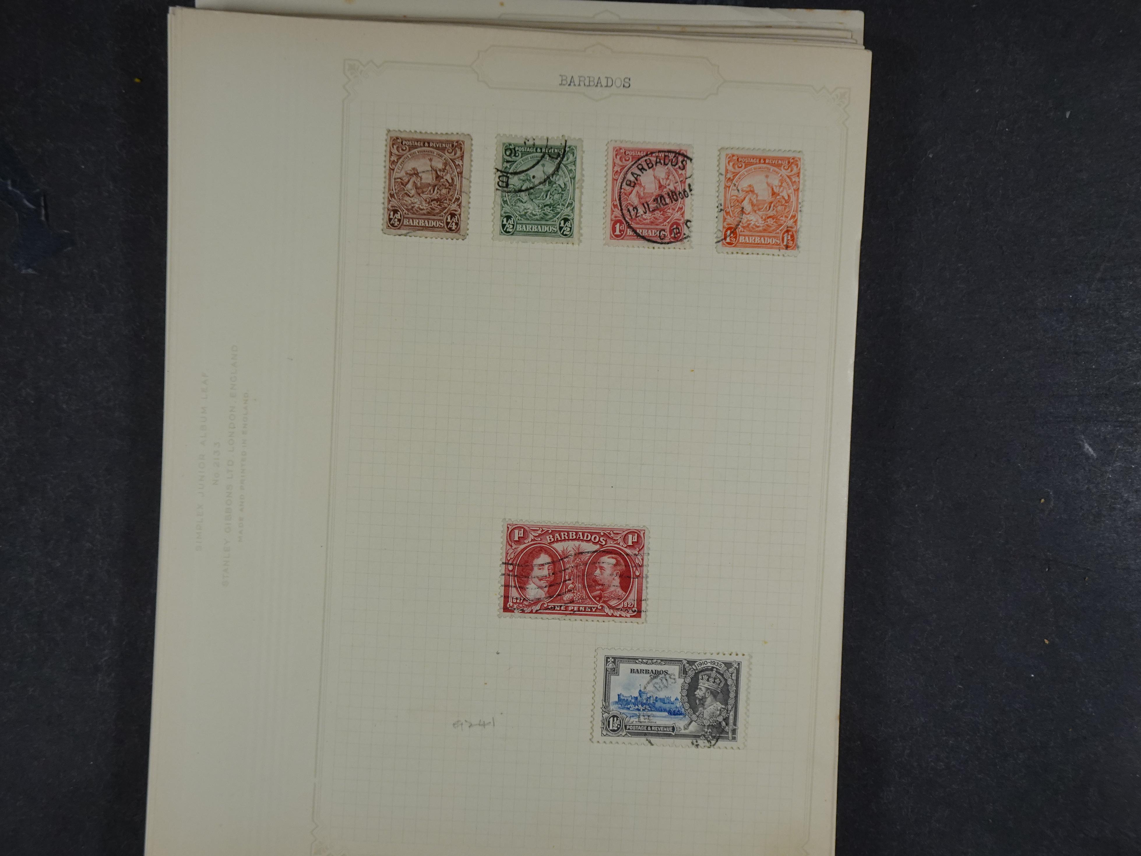 Toverdoos met geweldige mooi materiaal waaronder veel Mauritius ( uitzoeken ) diversen plaatfouten en bijzondere stempels.   60