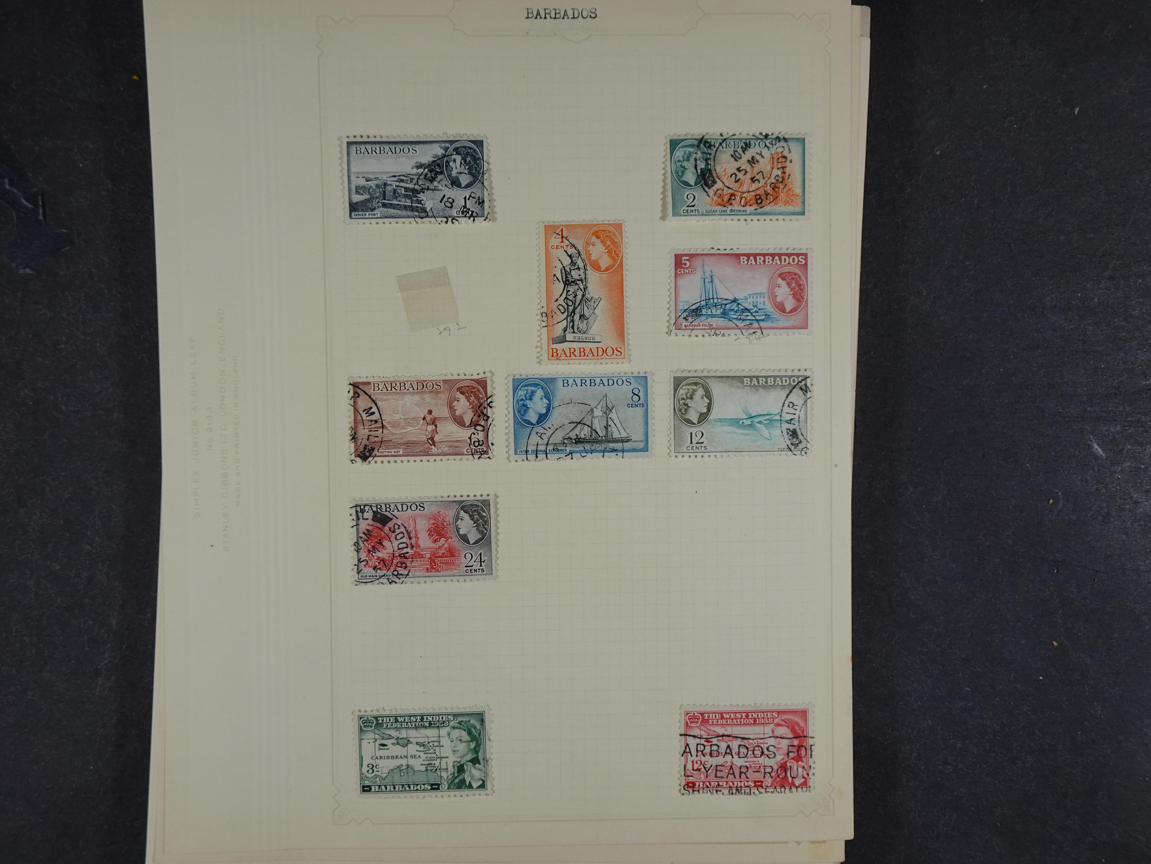 Toverdoos met geweldige mooi materiaal waaronder veel Mauritius ( uitzoeken ) diversen plaatfouten en bijzondere stempels.   63