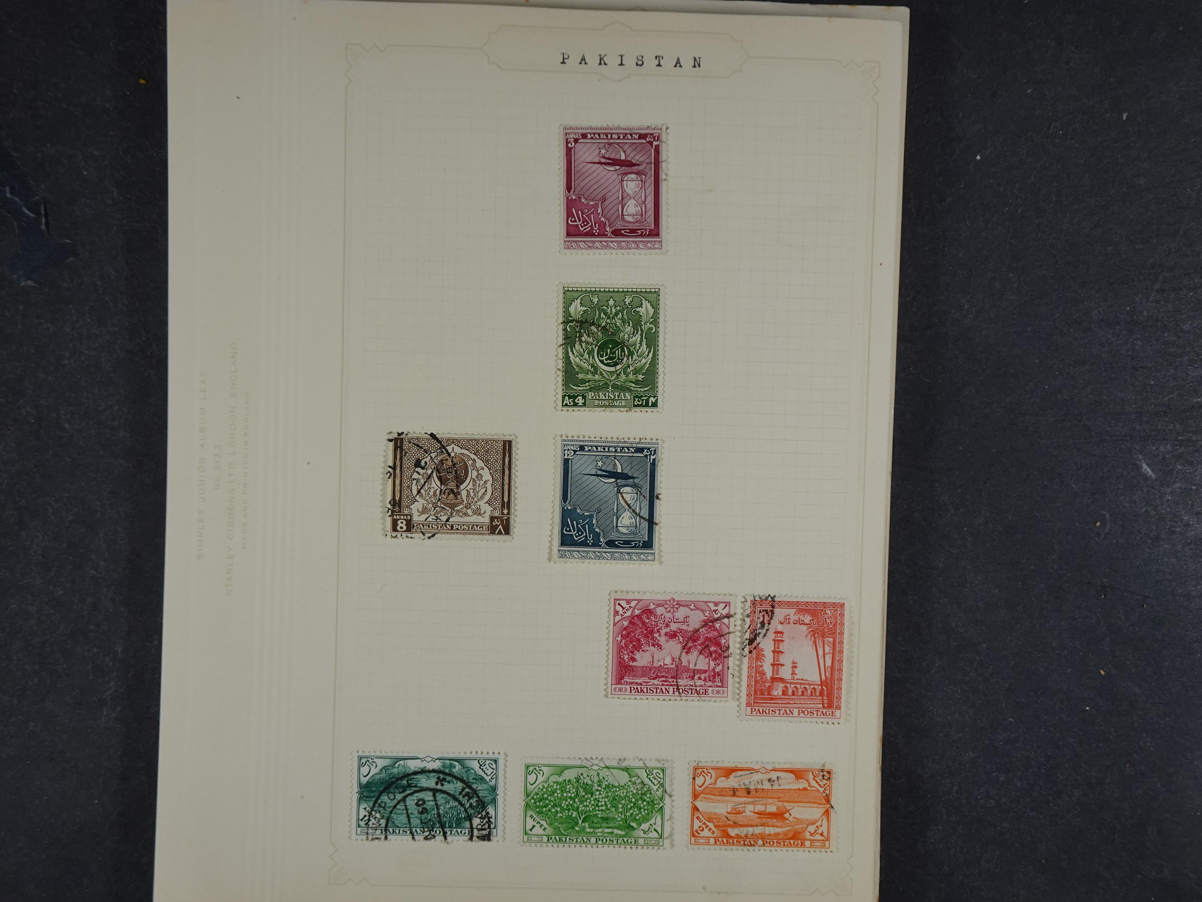 Toverdoos met geweldige mooi materiaal waaronder veel Mauritius ( uitzoeken ) diversen plaatfouten en bijzondere stempels.   65