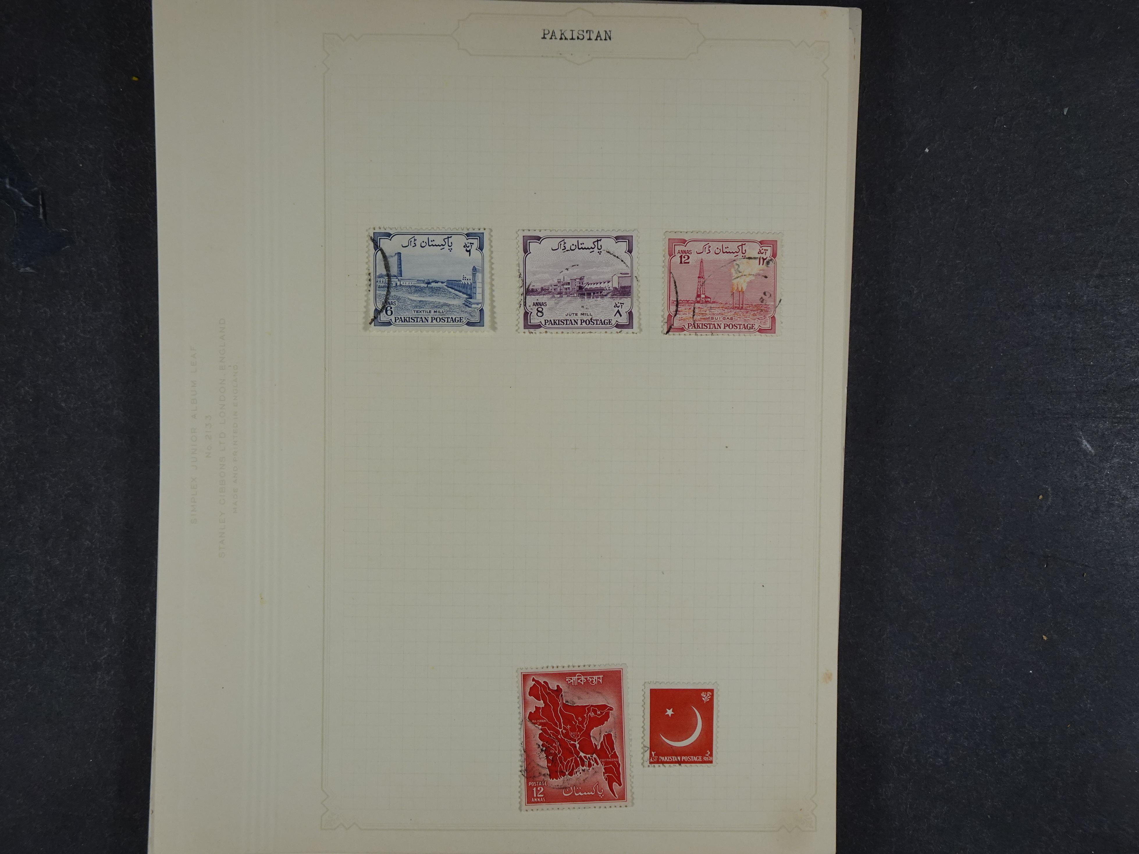 Toverdoos met geweldige mooi materiaal waaronder veel Mauritius ( uitzoeken ) diversen plaatfouten en bijzondere stempels.   66