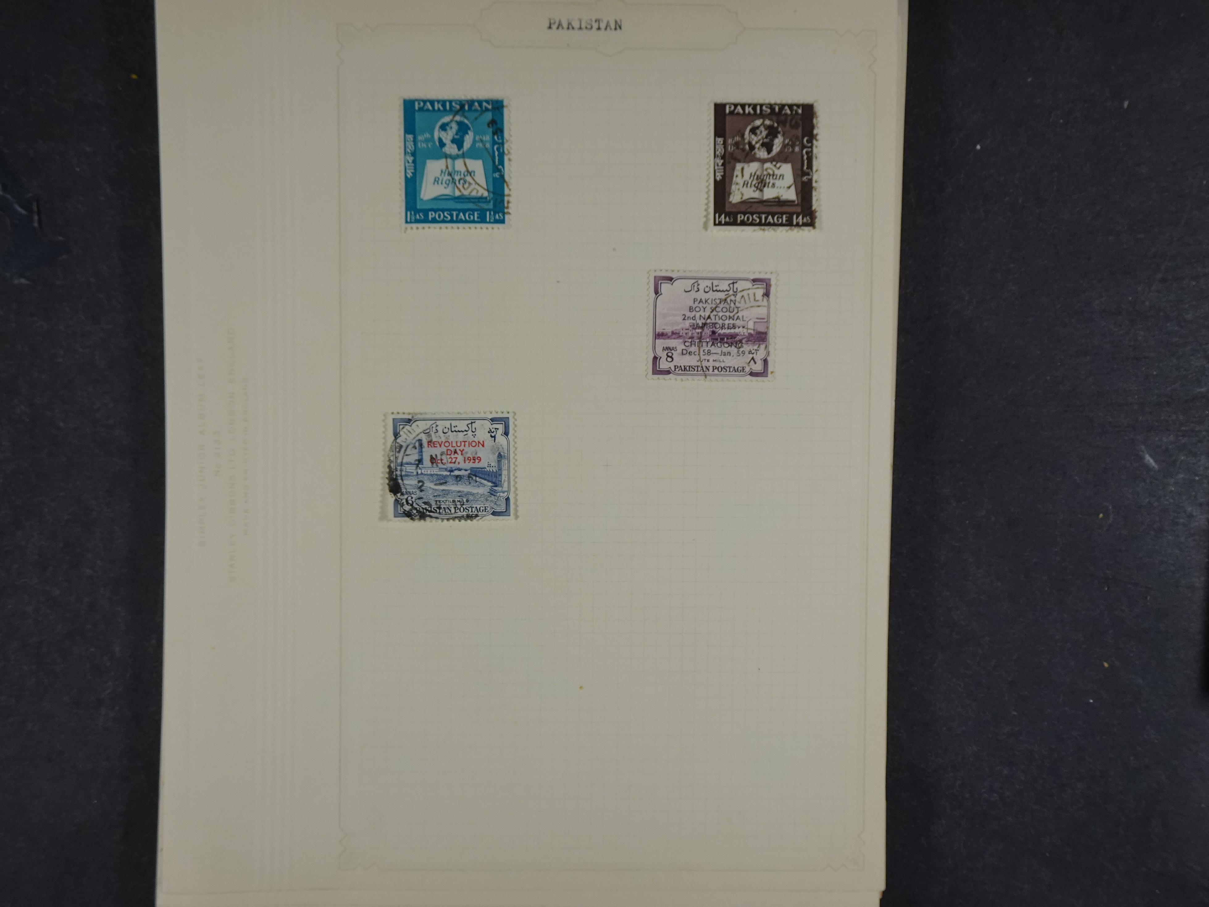 Toverdoos met geweldige mooi materiaal waaronder veel Mauritius ( uitzoeken ) diversen plaatfouten en bijzondere stempels.   67