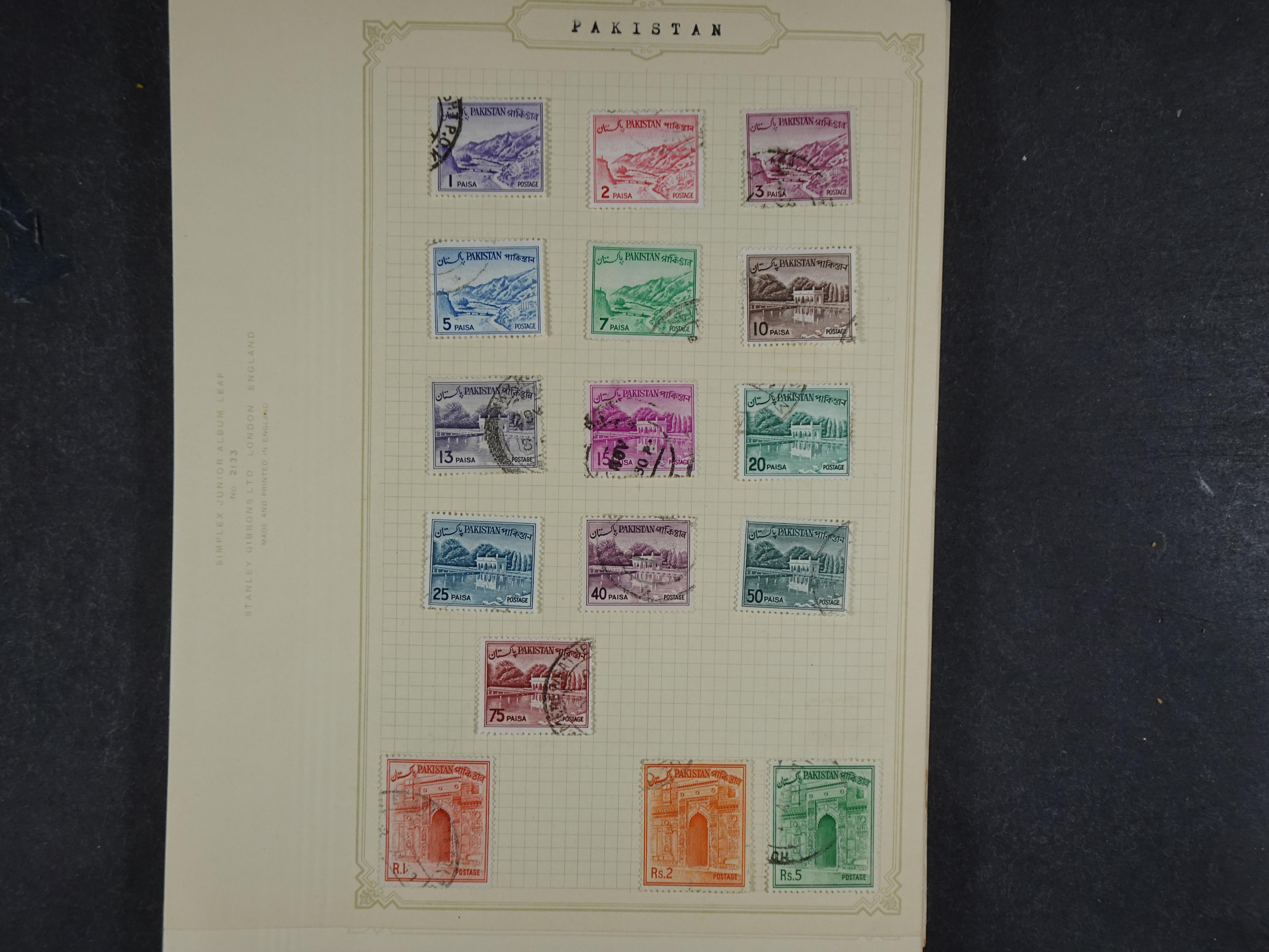 Toverdoos met geweldige mooi materiaal waaronder veel Mauritius ( uitzoeken ) diversen plaatfouten en bijzondere stempels.   68