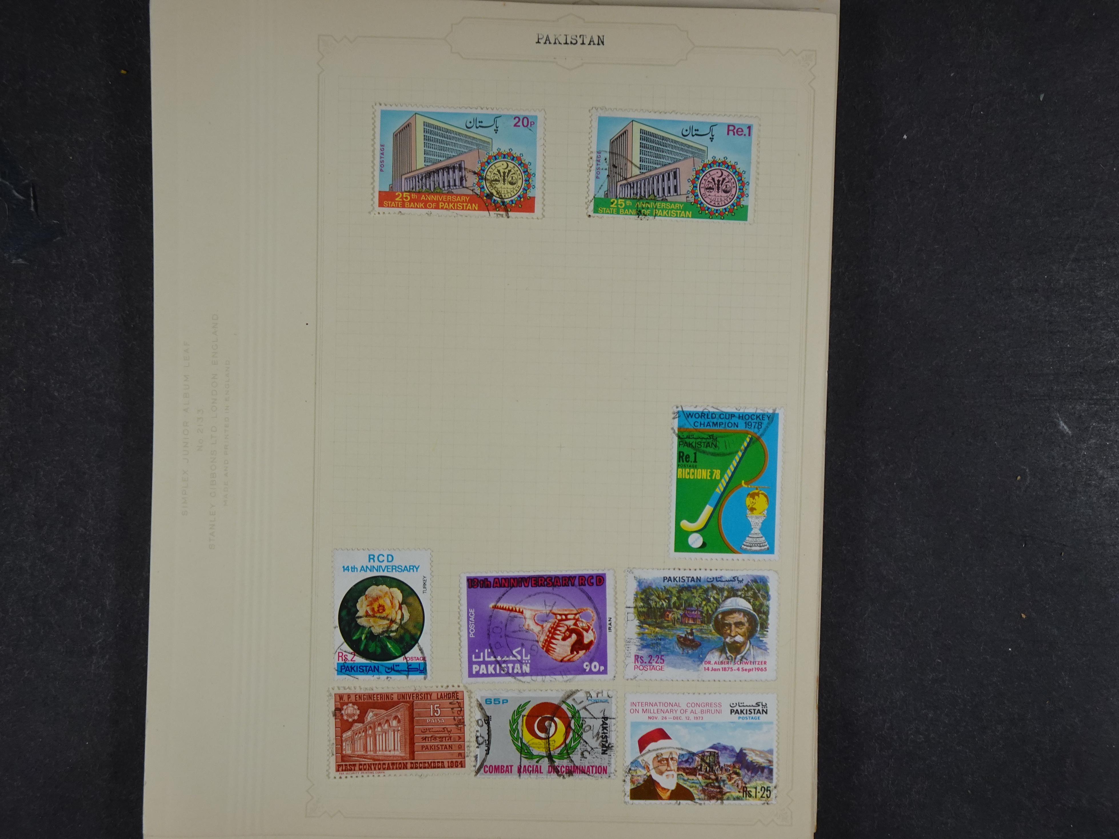 Toverdoos met geweldige mooi materiaal waaronder veel Mauritius ( uitzoeken ) diversen plaatfouten en bijzondere stempels.   69