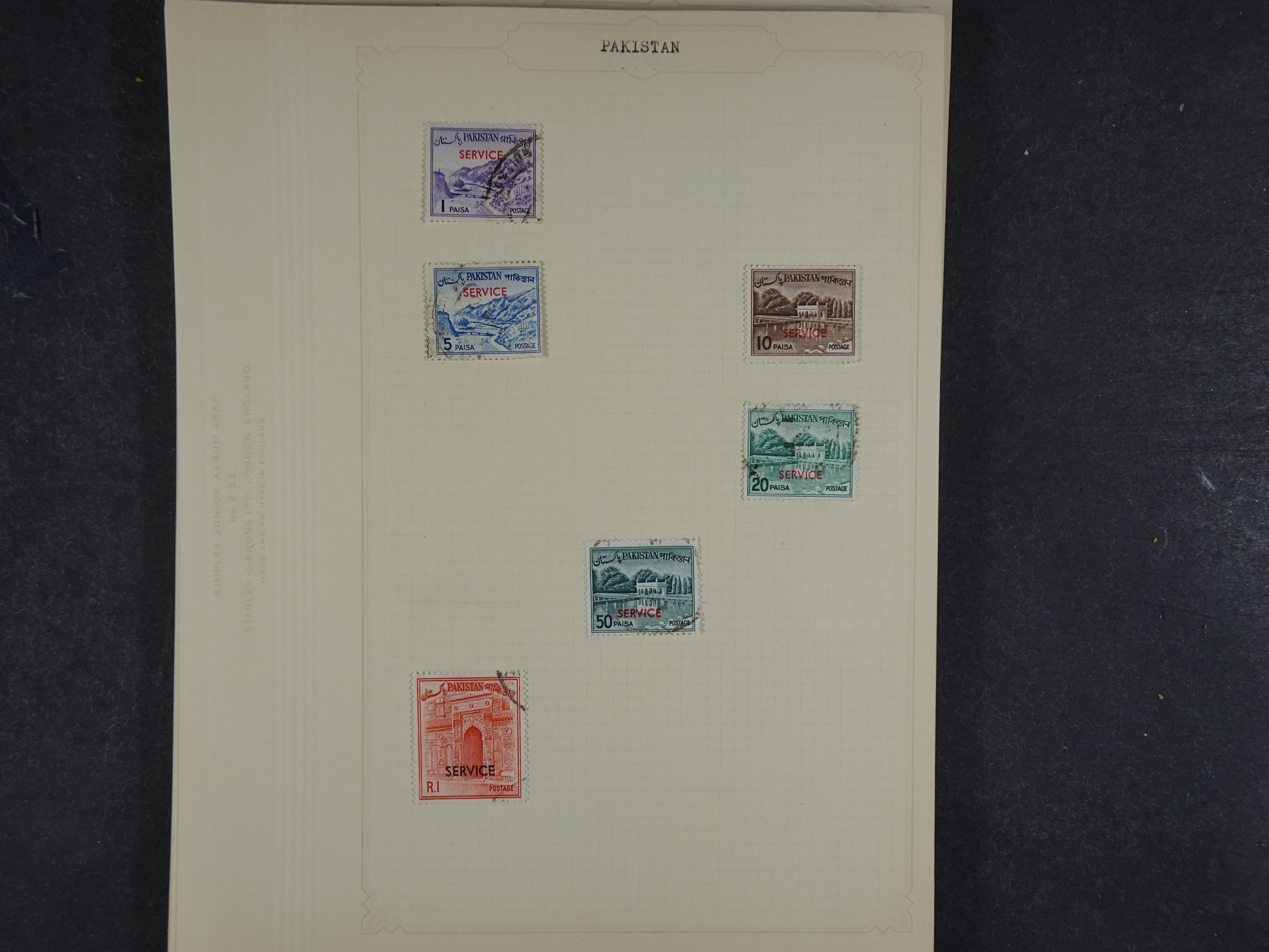 Toverdoos met geweldige mooi materiaal waaronder veel Mauritius ( uitzoeken ) diversen plaatfouten en bijzondere stempels.   71