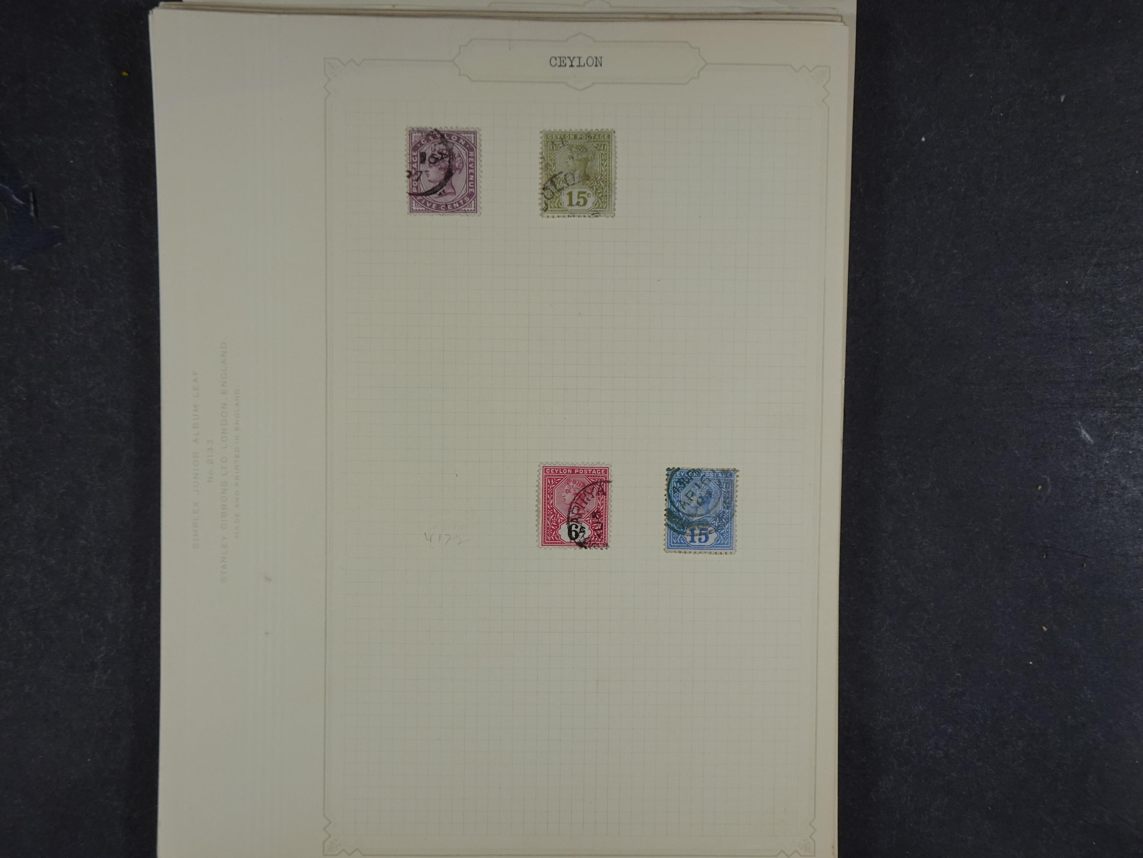 Toverdoos met geweldige mooi materiaal waaronder veel Mauritius ( uitzoeken ) diversen plaatfouten en bijzondere stempels.   76