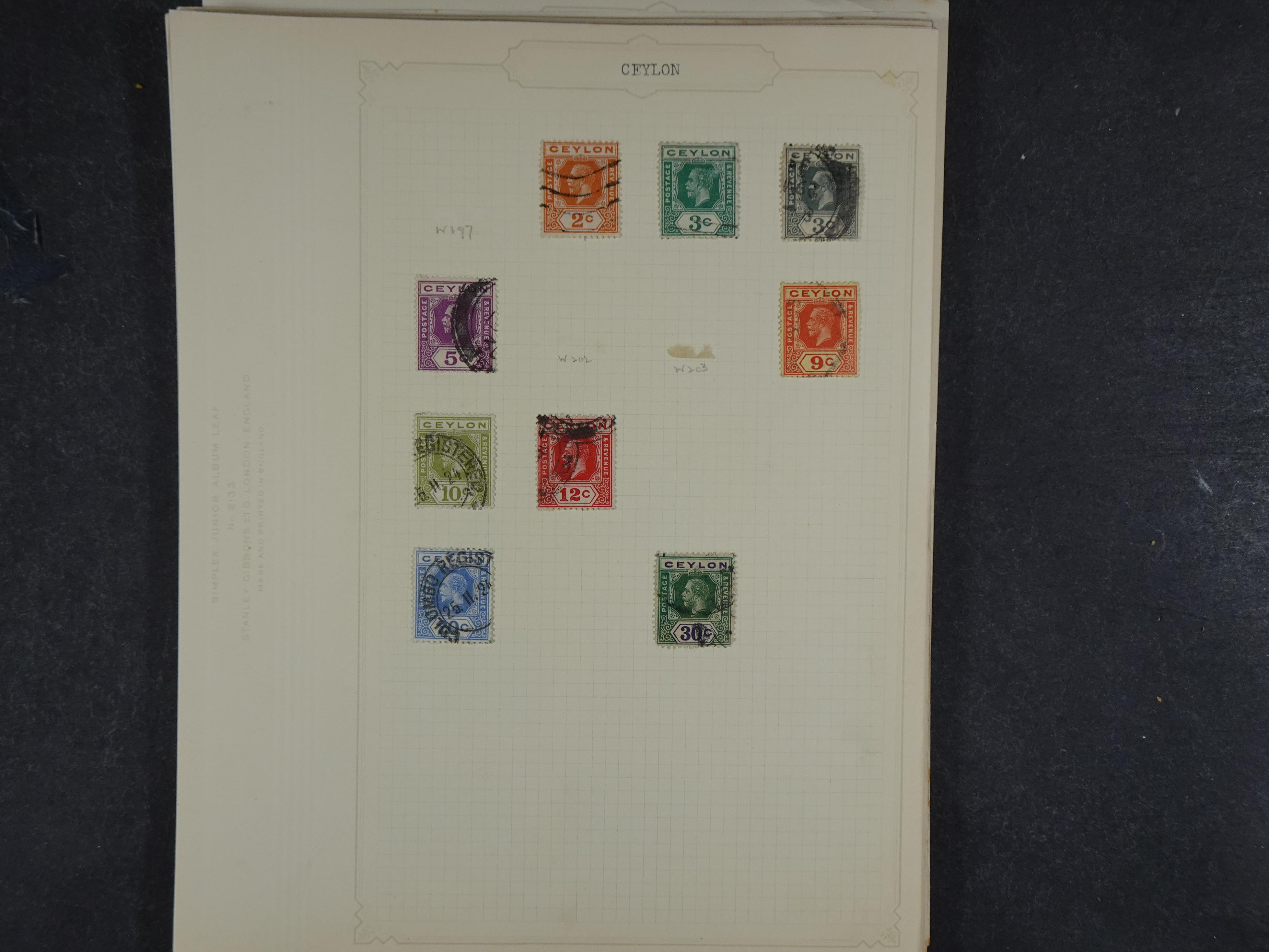 Toverdoos met geweldige mooi materiaal waaronder veel Mauritius ( uitzoeken ) diversen plaatfouten en bijzondere stempels.   79