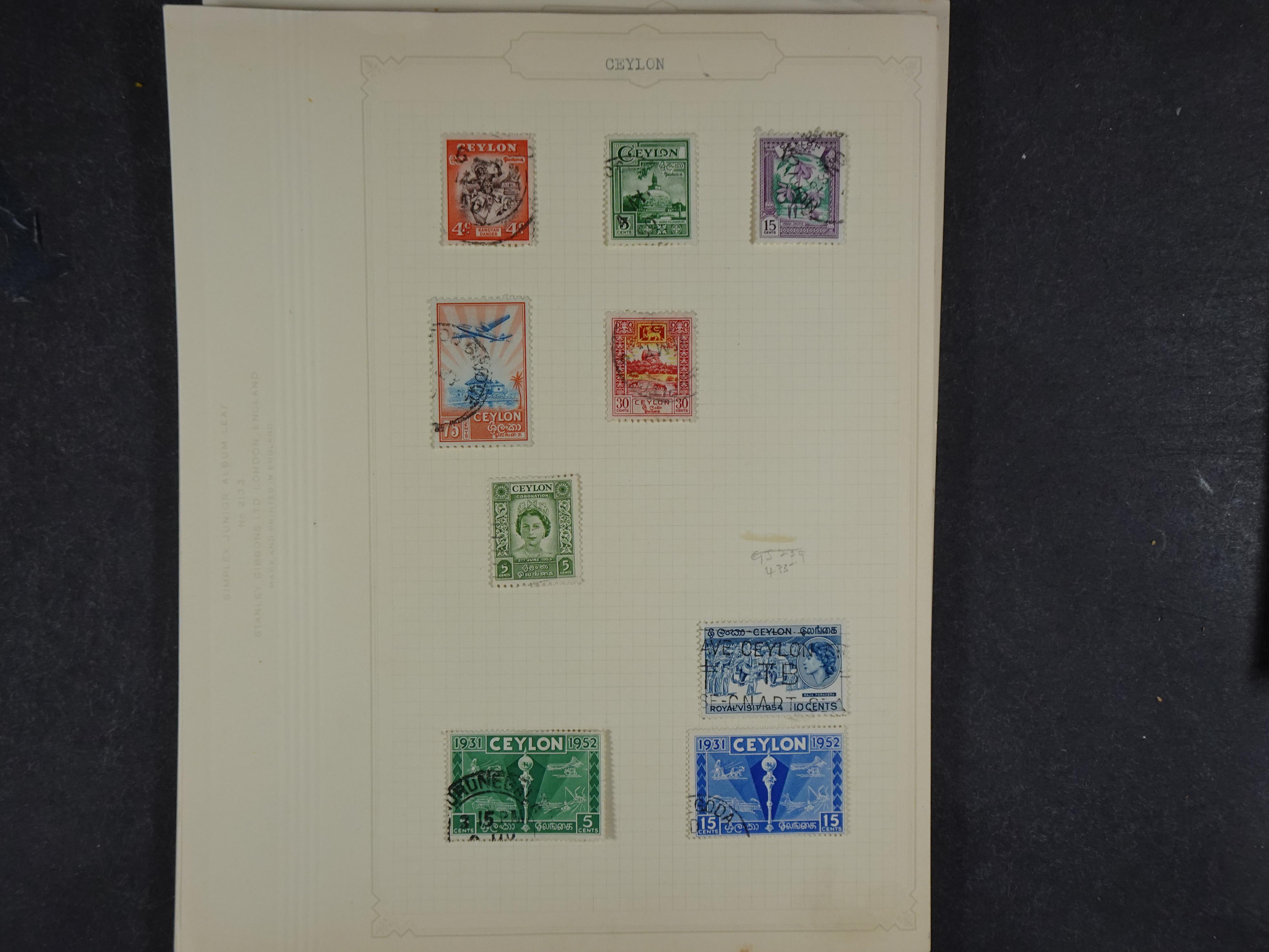 Toverdoos met geweldige mooi materiaal waaronder veel Mauritius ( uitzoeken ) diversen plaatfouten en bijzondere stempels.   83