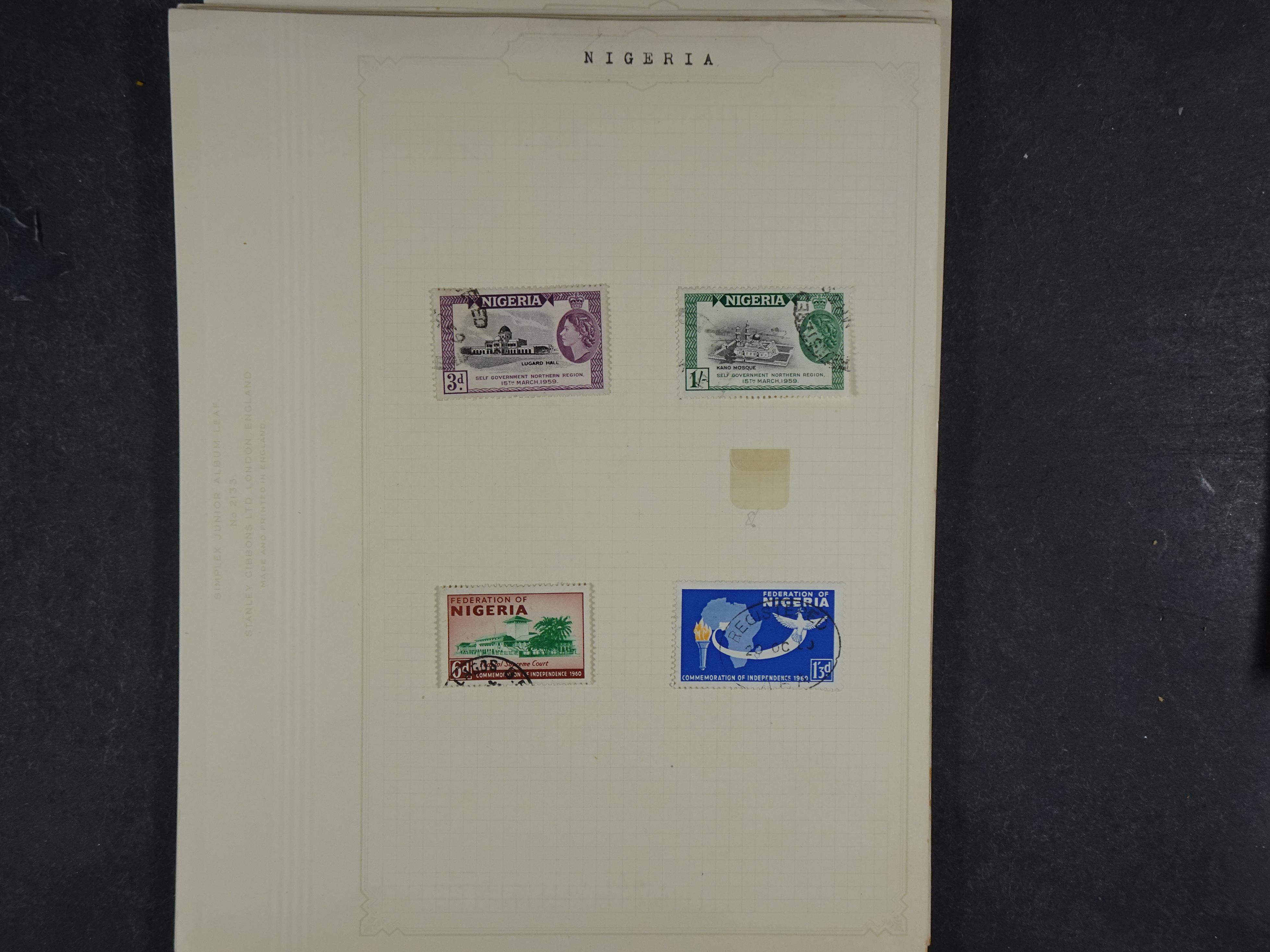 Toverdoos met geweldige mooi materiaal waaronder veel Mauritius ( uitzoeken ) diversen plaatfouten en bijzondere stempels.   84