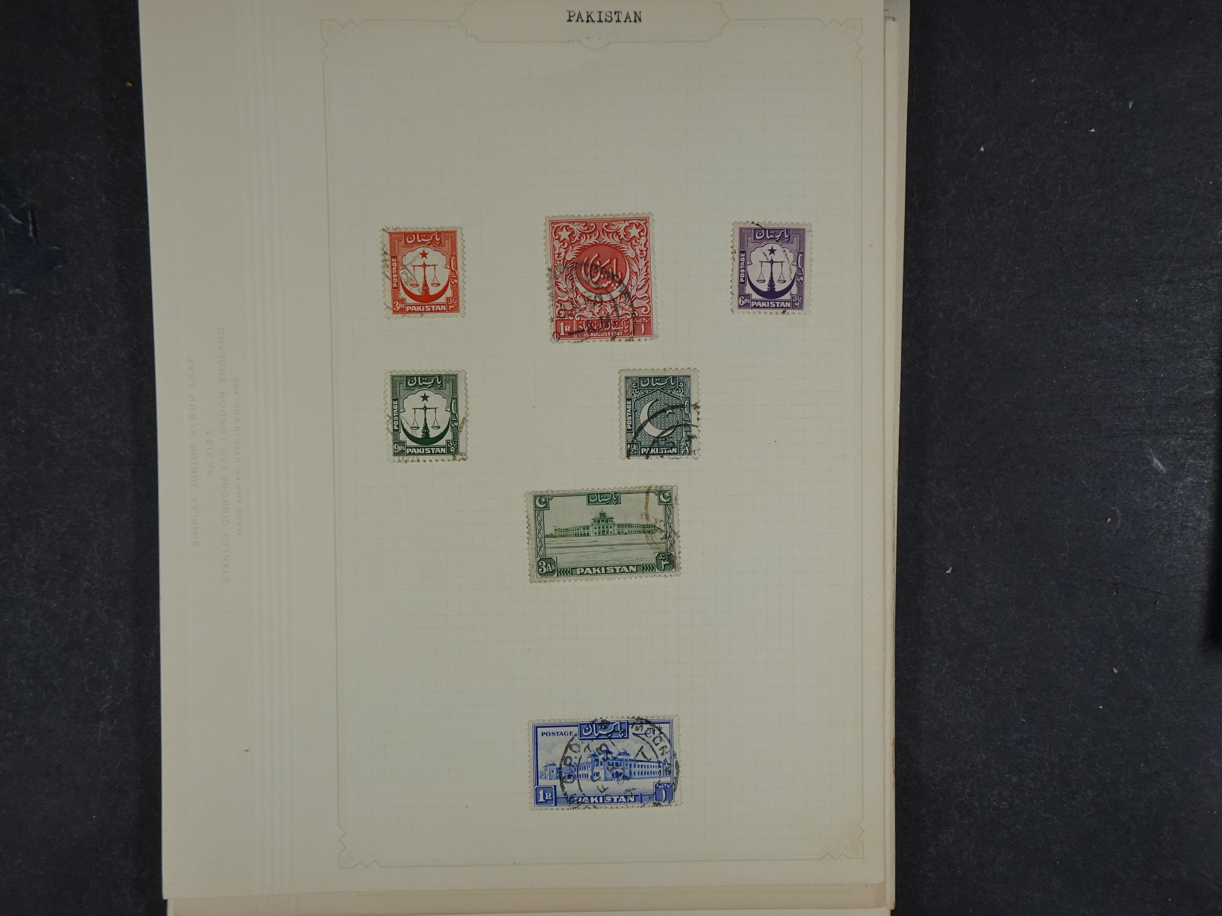 Toverdoos met geweldige mooi materiaal waaronder veel Mauritius ( uitzoeken ) diversen plaatfouten en bijzondere stempels.   86