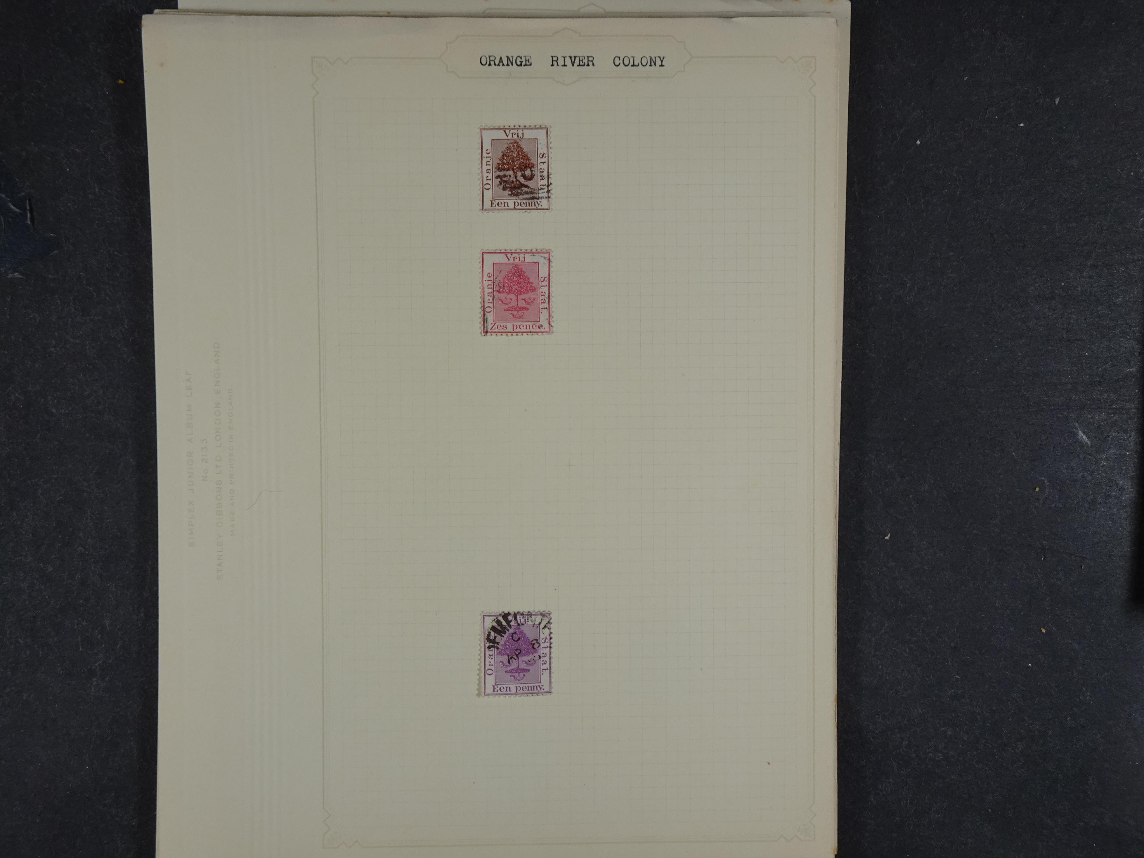 Toverdoos met geweldige mooi materiaal waaronder veel Mauritius ( uitzoeken ) diversen plaatfouten en bijzondere stempels.   88