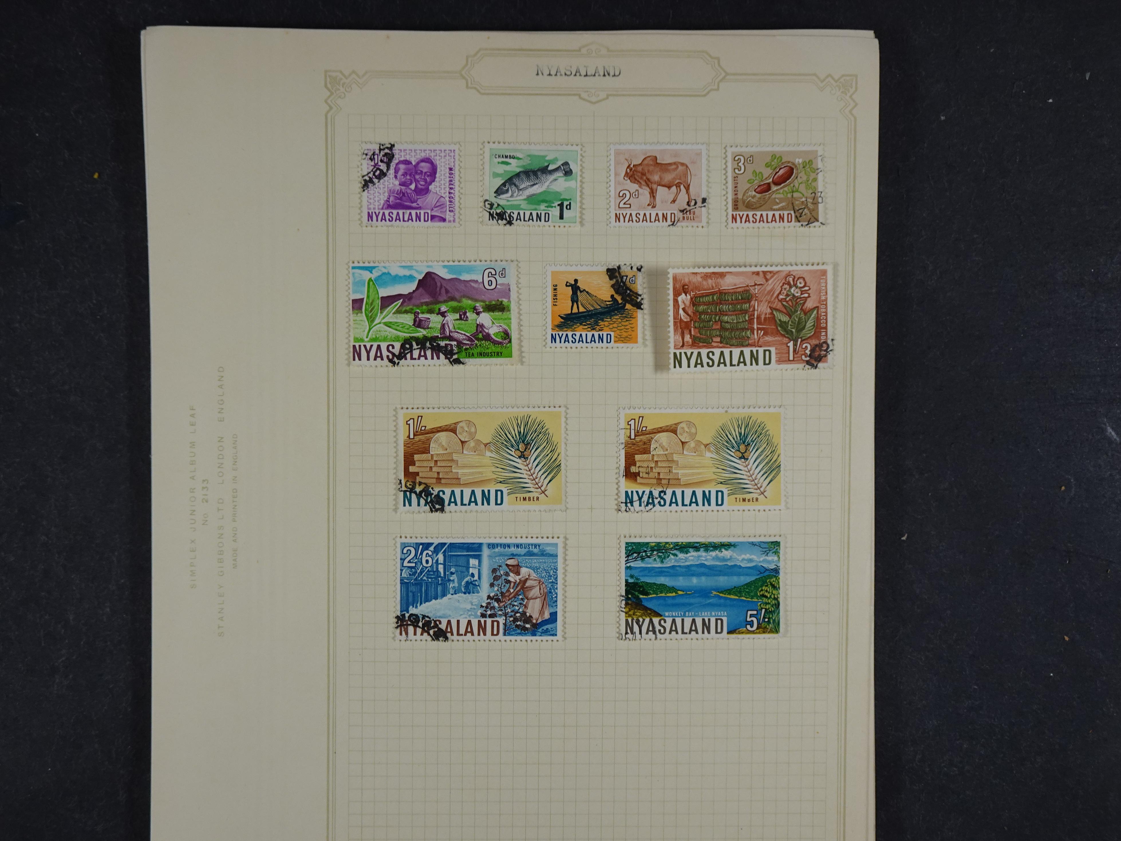 Toverdoos met geweldige mooi materiaal waaronder veel Mauritius ( uitzoeken ) diversen plaatfouten en bijzondere stempels.   90