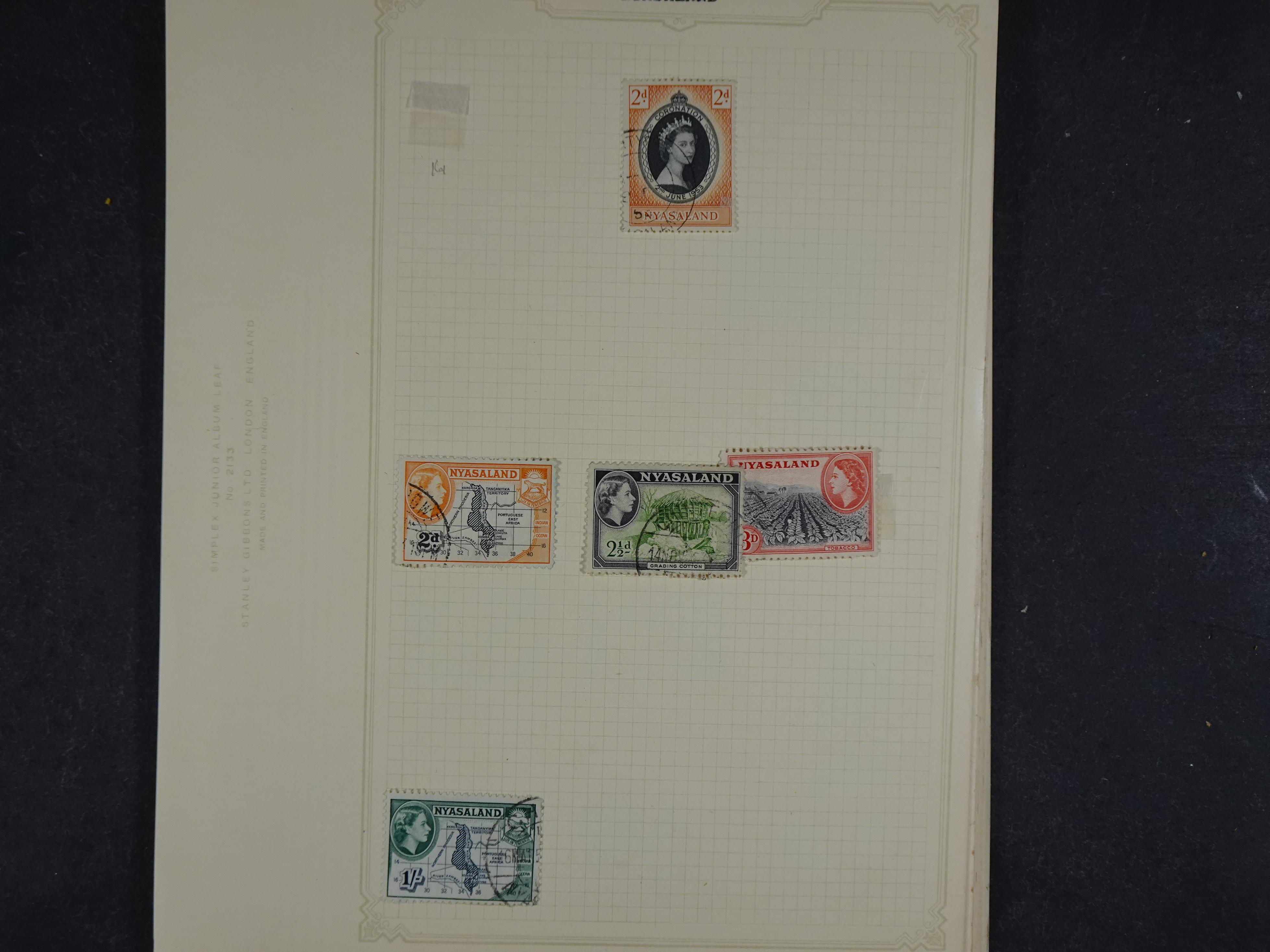 Toverdoos met geweldige mooi materiaal waaronder veel Mauritius ( uitzoeken ) diversen plaatfouten en bijzondere stempels.   92