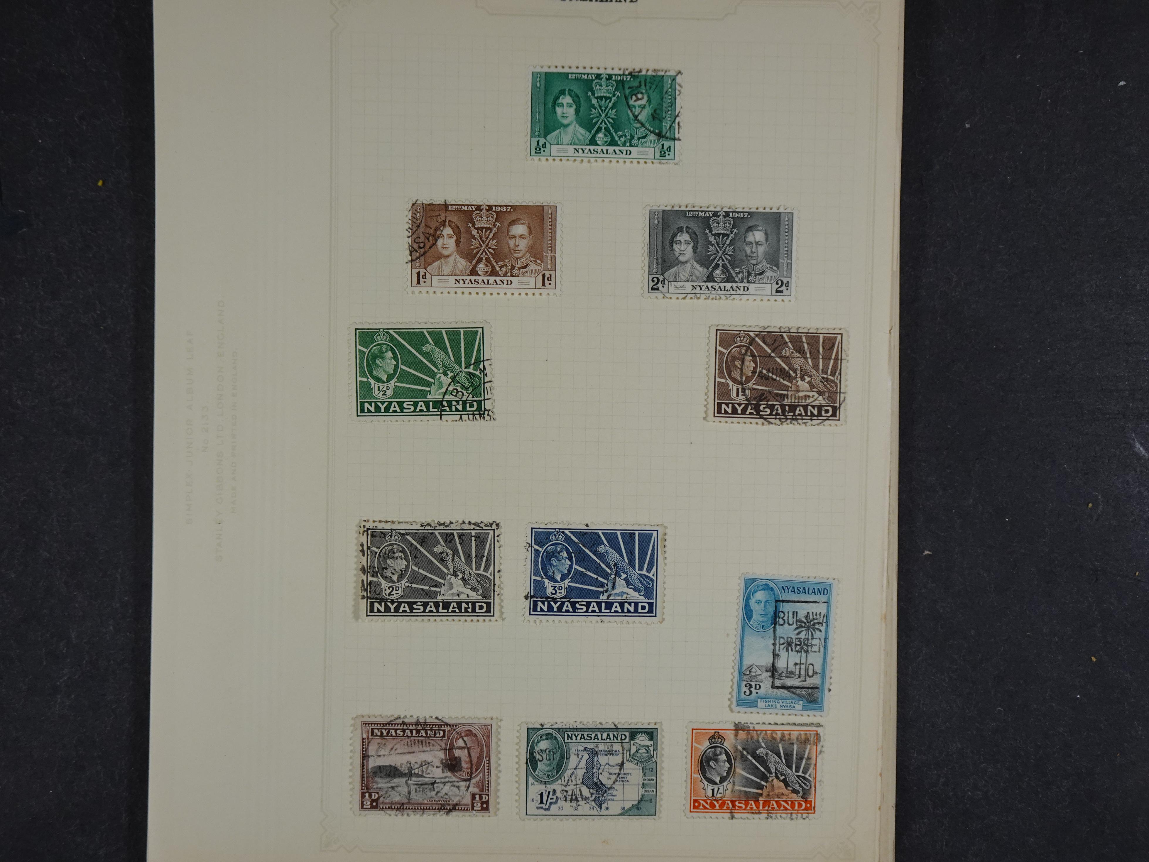 Toverdoos met geweldige mooi materiaal waaronder veel Mauritius ( uitzoeken ) diversen plaatfouten en bijzondere stempels.   93