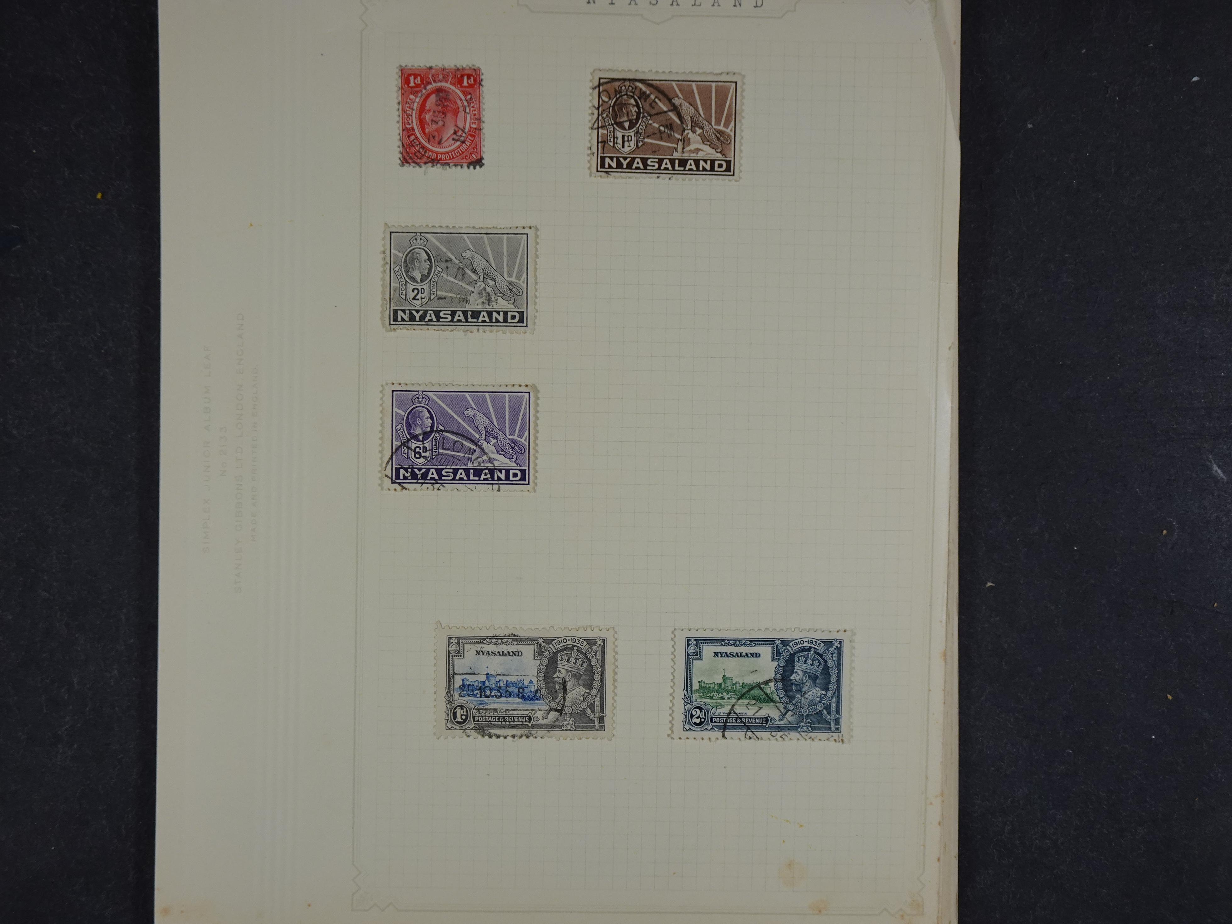 Toverdoos met geweldige mooi materiaal waaronder veel Mauritius ( uitzoeken ) diversen plaatfouten en bijzondere stempels.   94