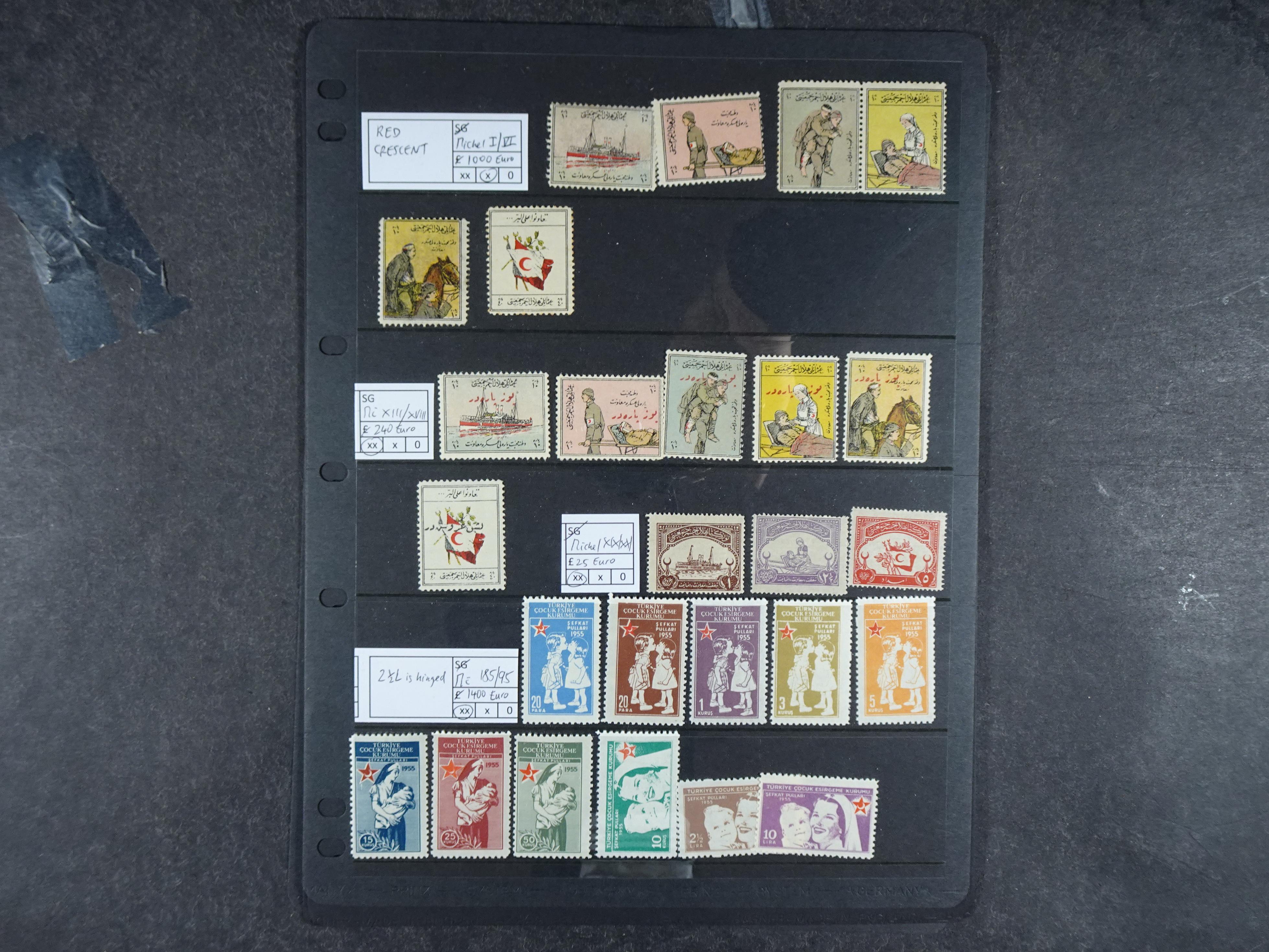 Topcollectie met een enorme waarde onder andere zeer goed postfris Back of the Book ook veel varieteiten etc. vondsten zeer zeker mogelijke. 51