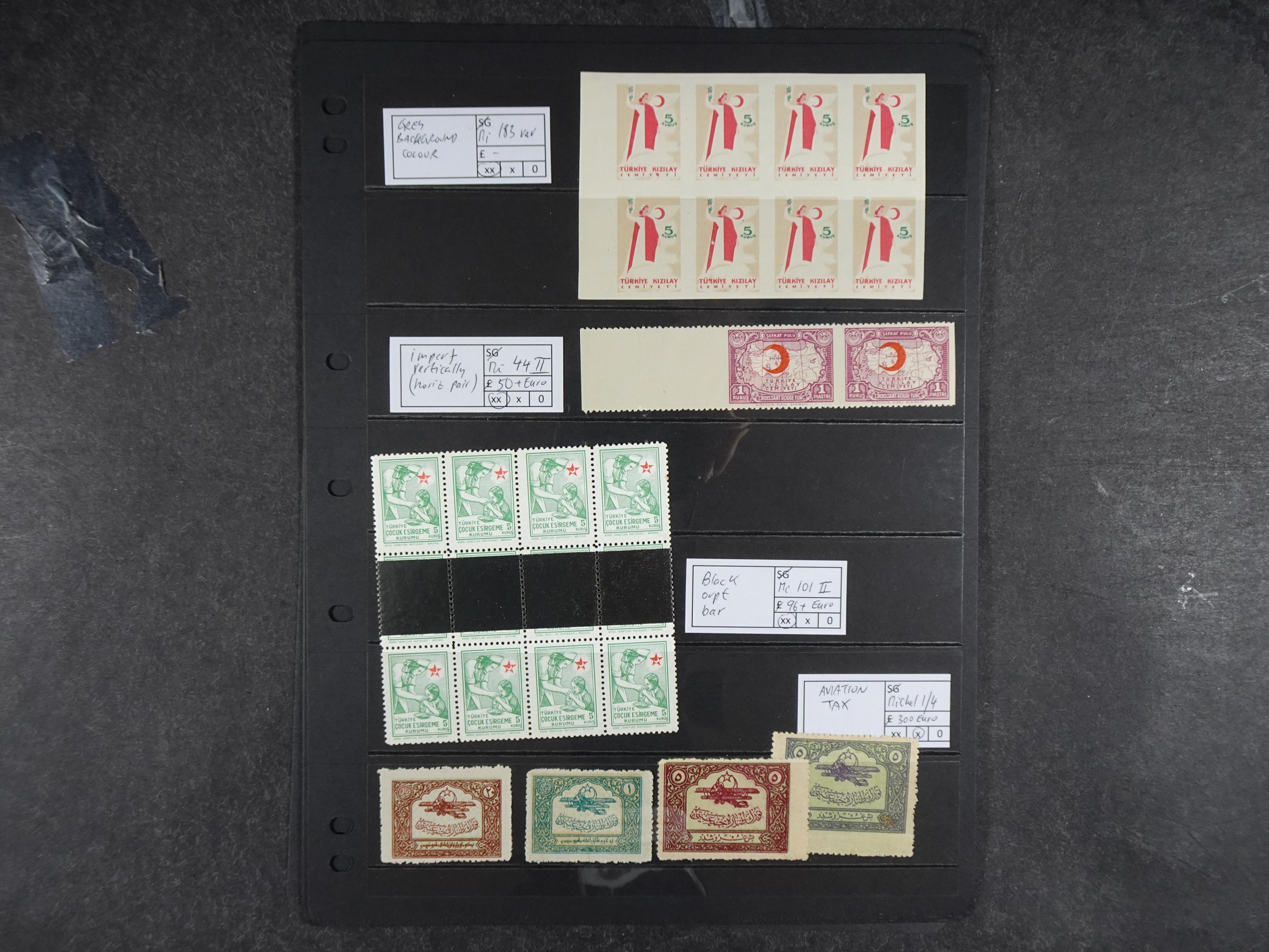 Topcollectie met een enorme waarde onder andere zeer goed postfris Back of the Book ook veel varieteiten etc. vondsten zeer zeker mogelijke. 52