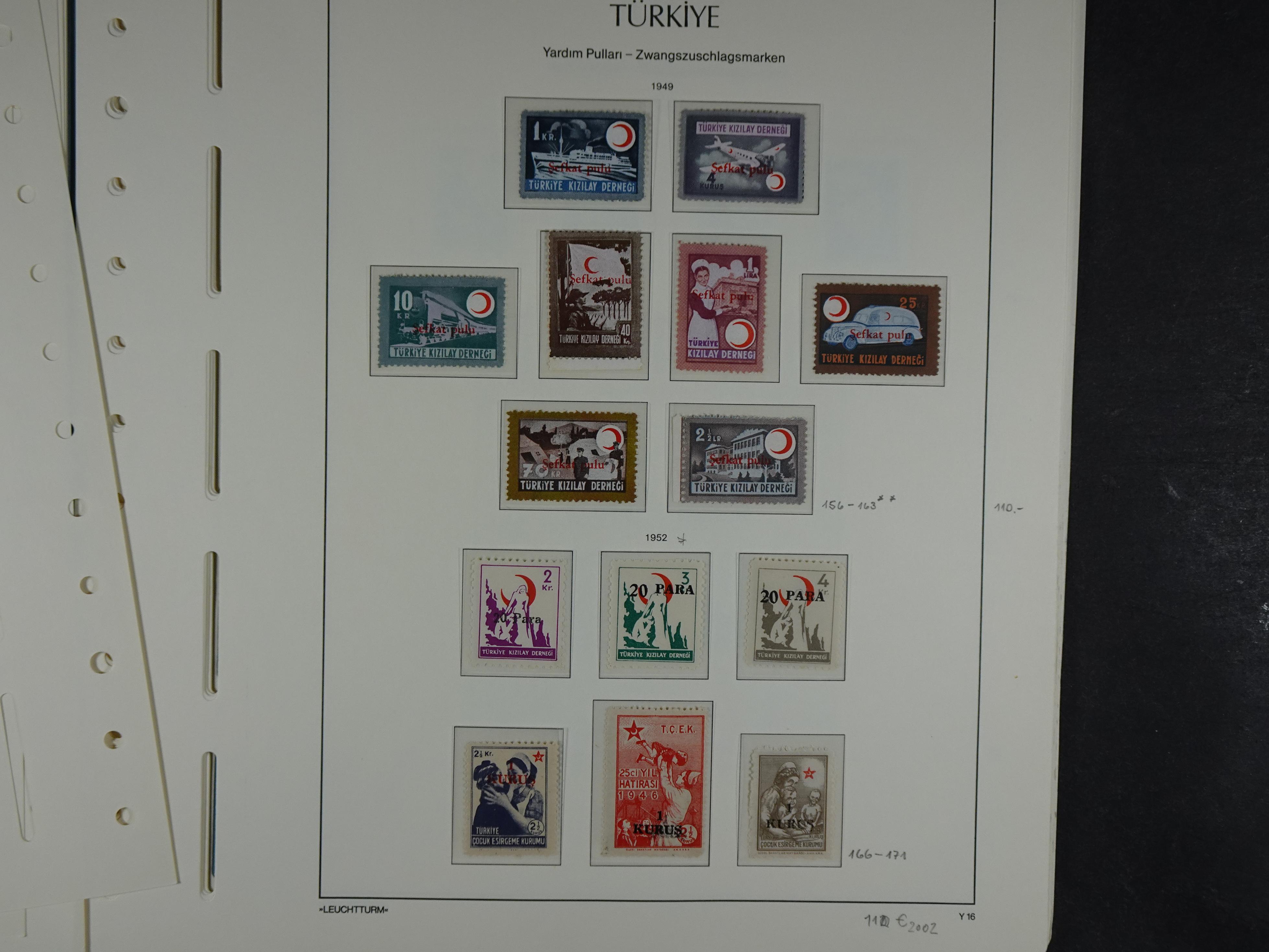 Topcollectie met een enorme waarde onder andere zeer goed postfris Back of the Book ook veel varieteiten etc. vondsten zeer zeker mogelijke. 71