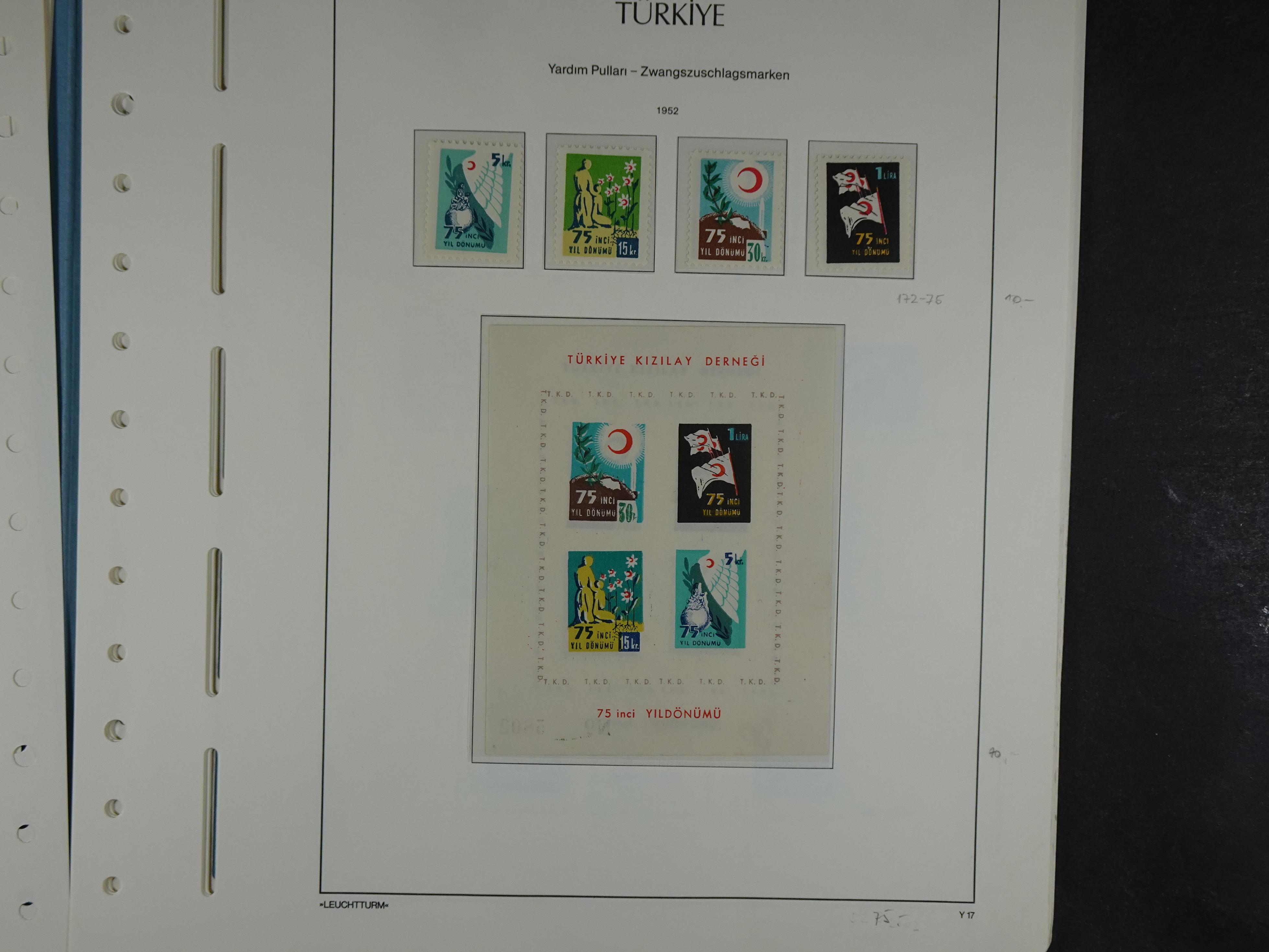 Topcollectie met een enorme waarde onder andere zeer goed postfris Back of the Book ook veel varieteiten etc. vondsten zeer zeker mogelijke. 72