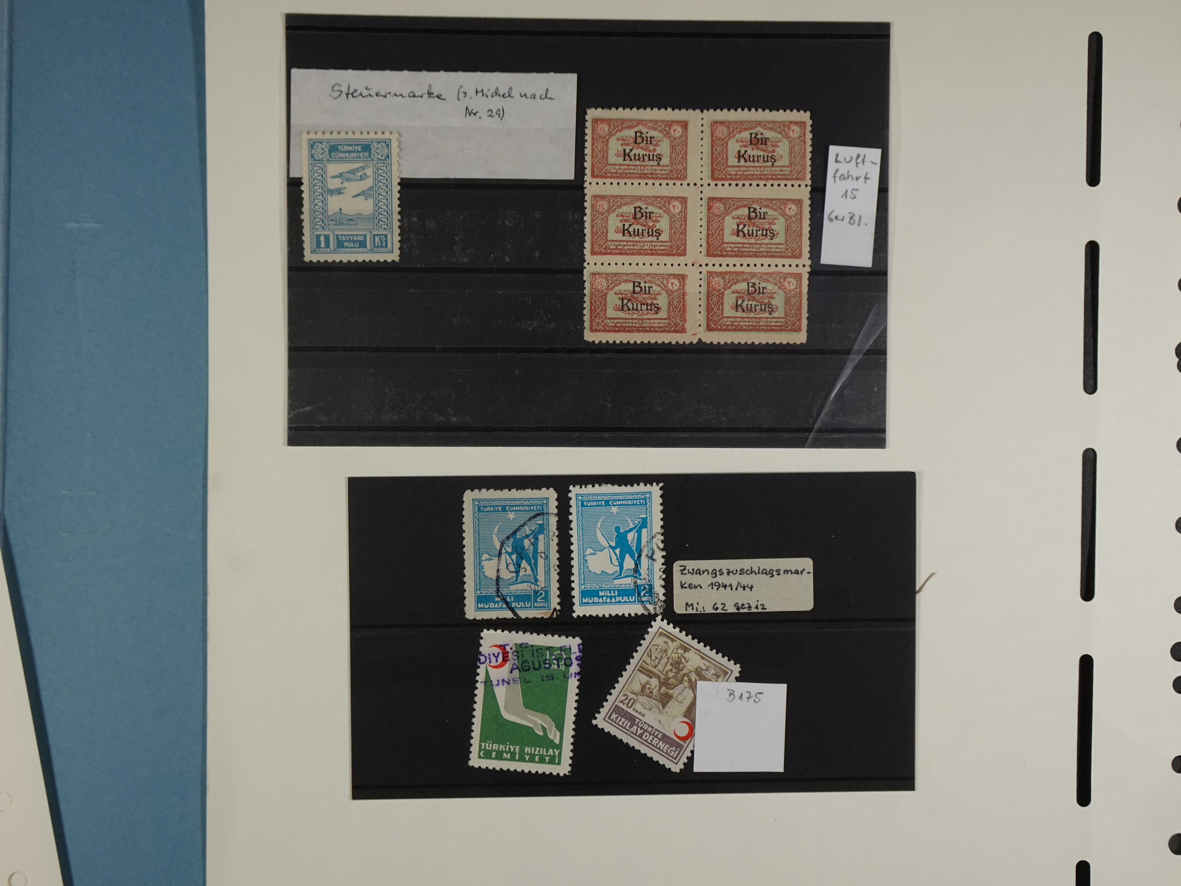 Topcollectie met een enorme waarde onder andere zeer goed postfris Back of the Book ook veel varieteiten etc. vondsten zeer zeker mogelijke. 79