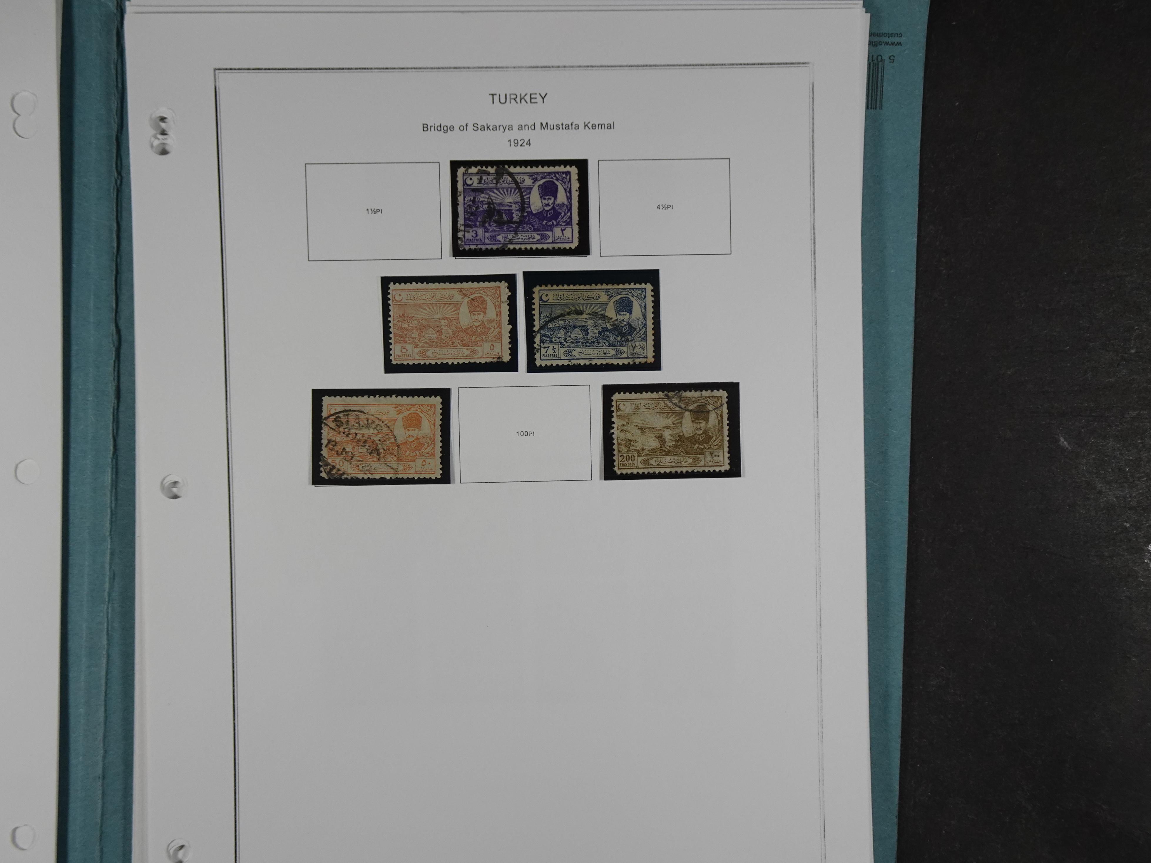 Topcollectie met een enorme waarde onder andere zeer goed postfris Back of the Book ook veel varieteiten etc. vondsten zeer zeker mogelijke. 94