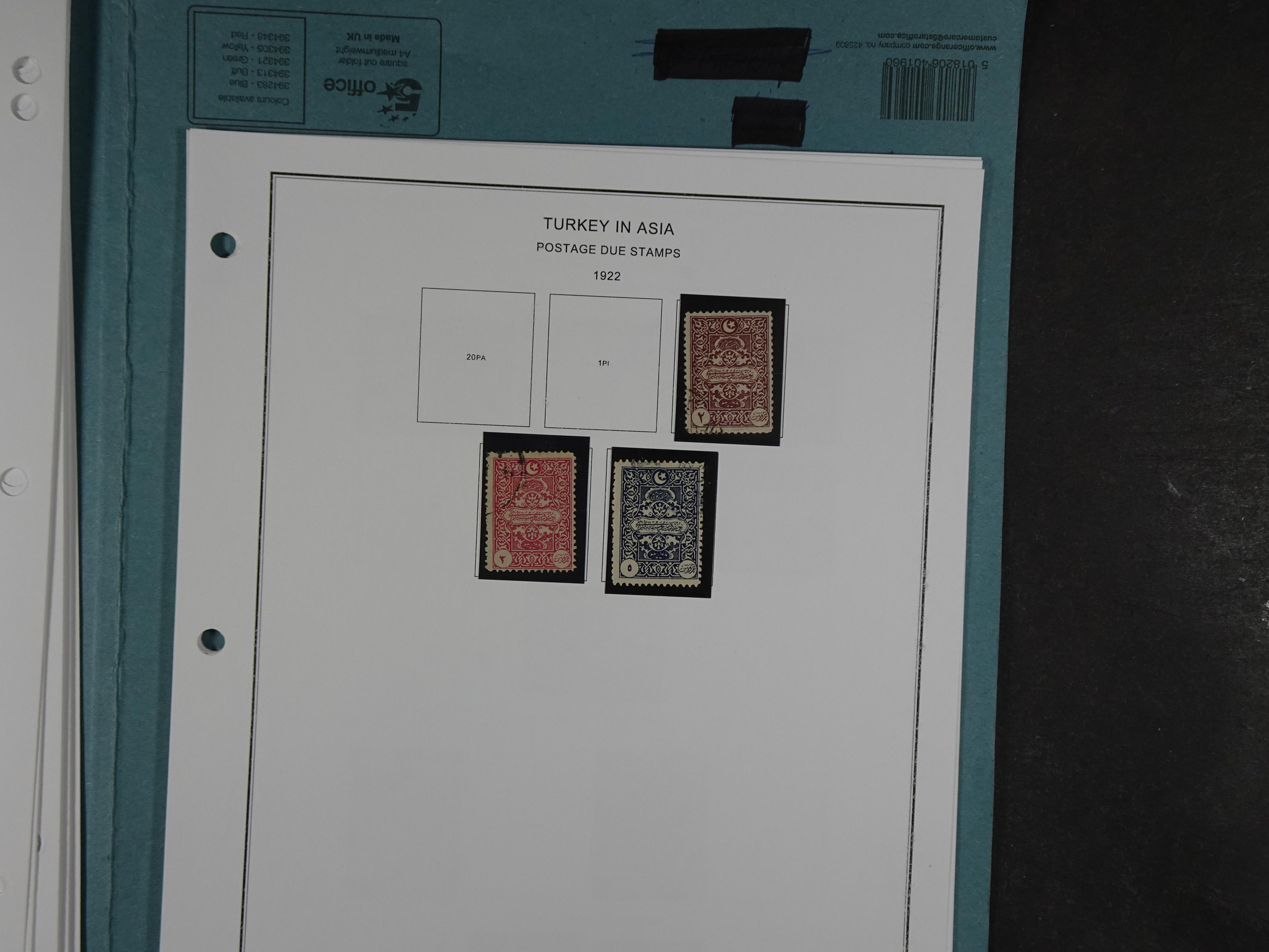 Topcollectie met een enorme waarde onder andere zeer goed postfris Back of the Book ook veel varieteiten etc. vondsten zeer zeker mogelijke. 108