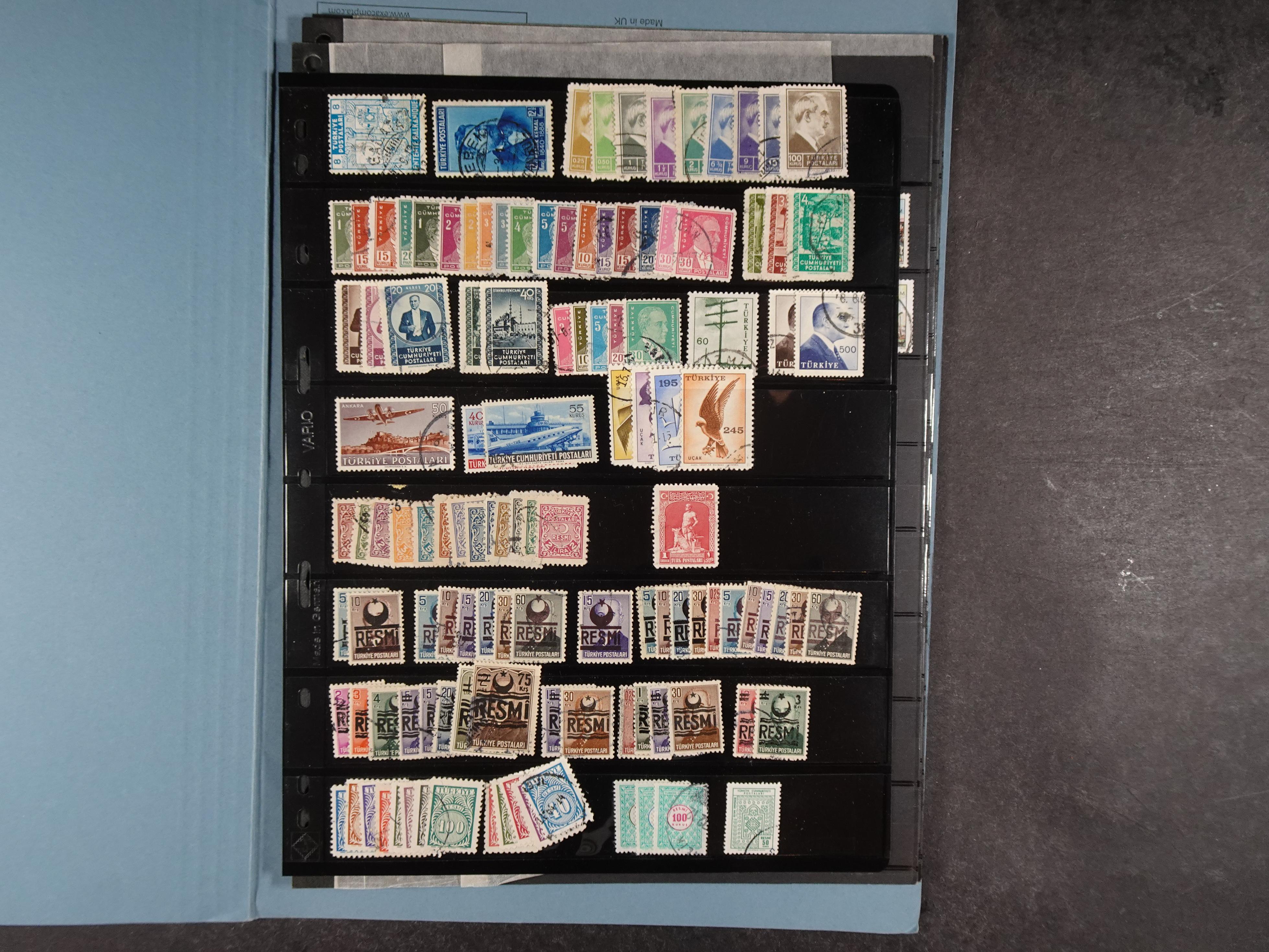 Topcollectie met een enorme waarde onder andere zeer goed postfris Back of the Book ook veel varieteiten etc. vondsten zeer zeker mogelijke. 113