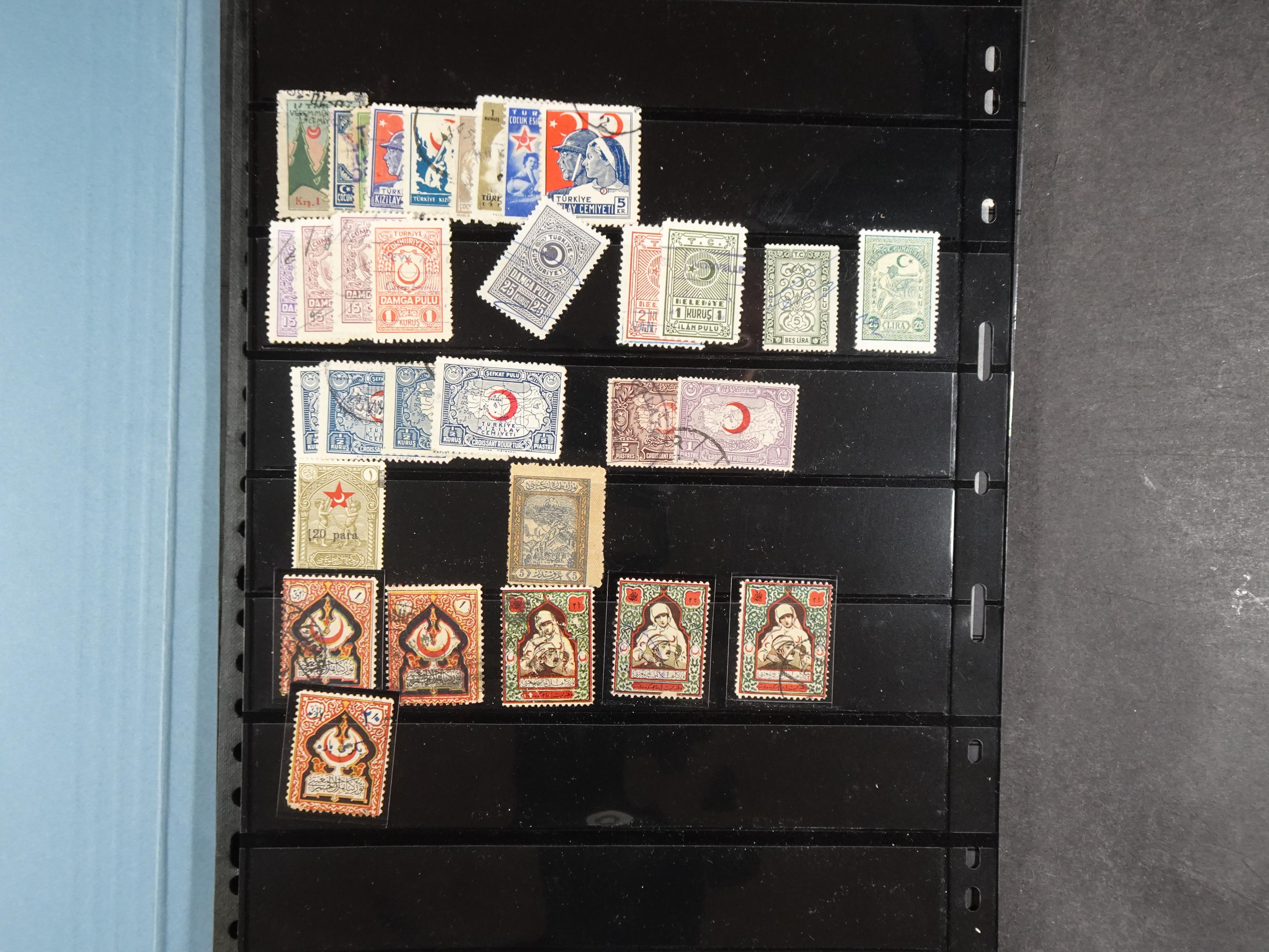 Topcollectie met een enorme waarde onder andere zeer goed postfris Back of the Book ook veel varieteiten etc. vondsten zeer zeker mogelijke. 114