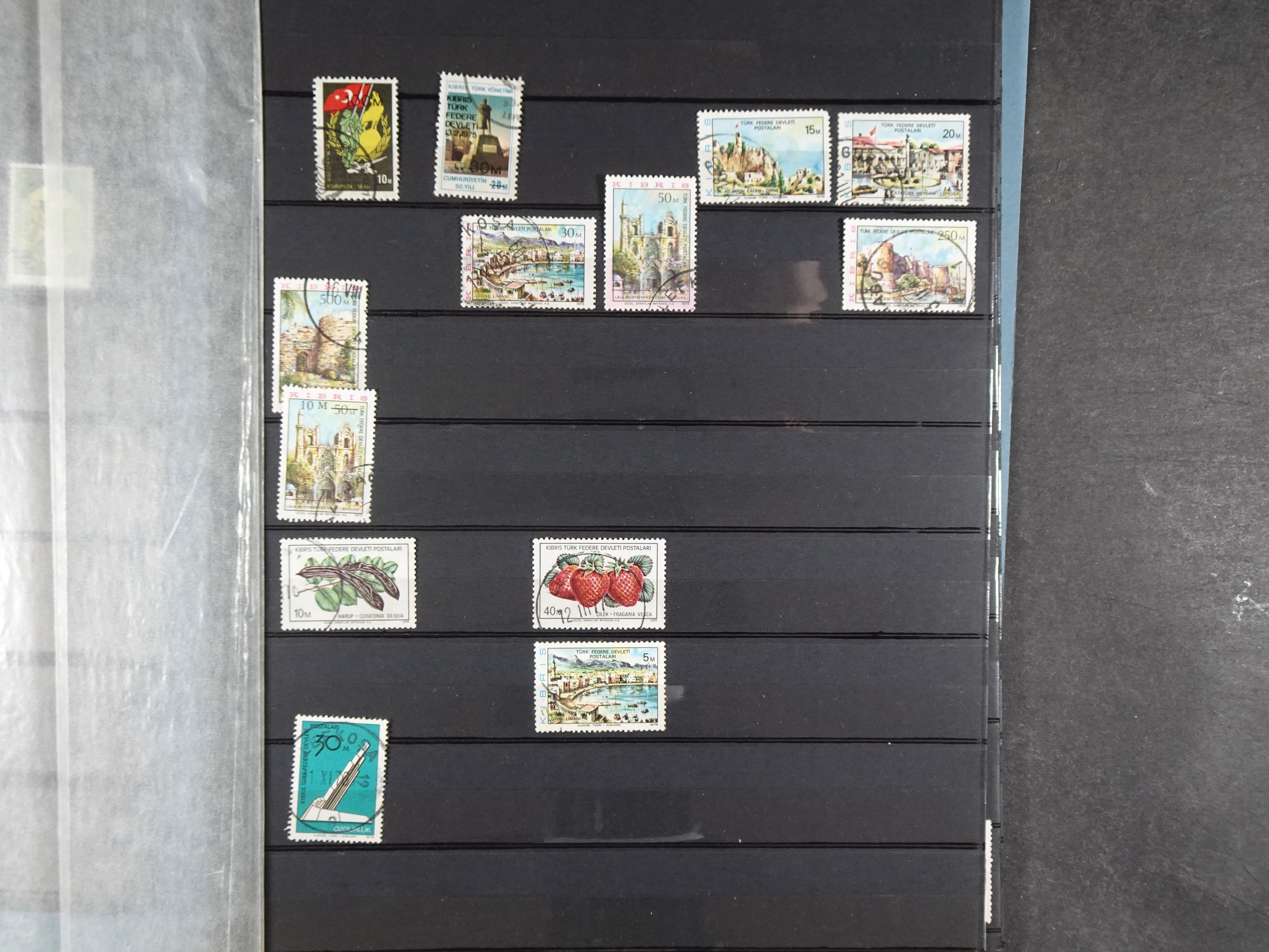 Topcollectie met een enorme waarde onder andere zeer goed postfris Back of the Book ook veel varieteiten etc. vondsten zeer zeker mogelijke. 115