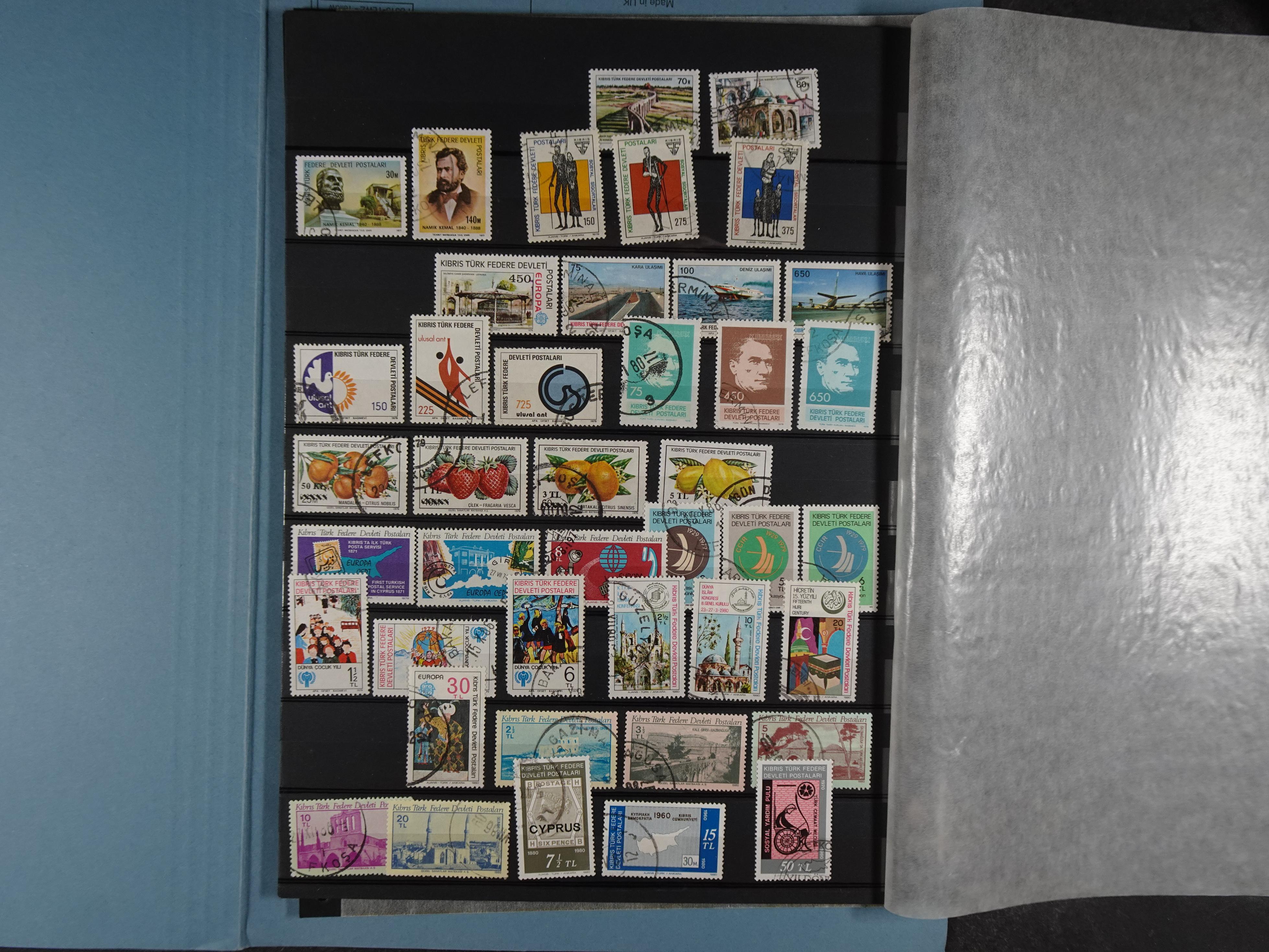 Topcollectie met een enorme waarde onder andere zeer goed postfris Back of the Book ook veel varieteiten etc. vondsten zeer zeker mogelijke. 116