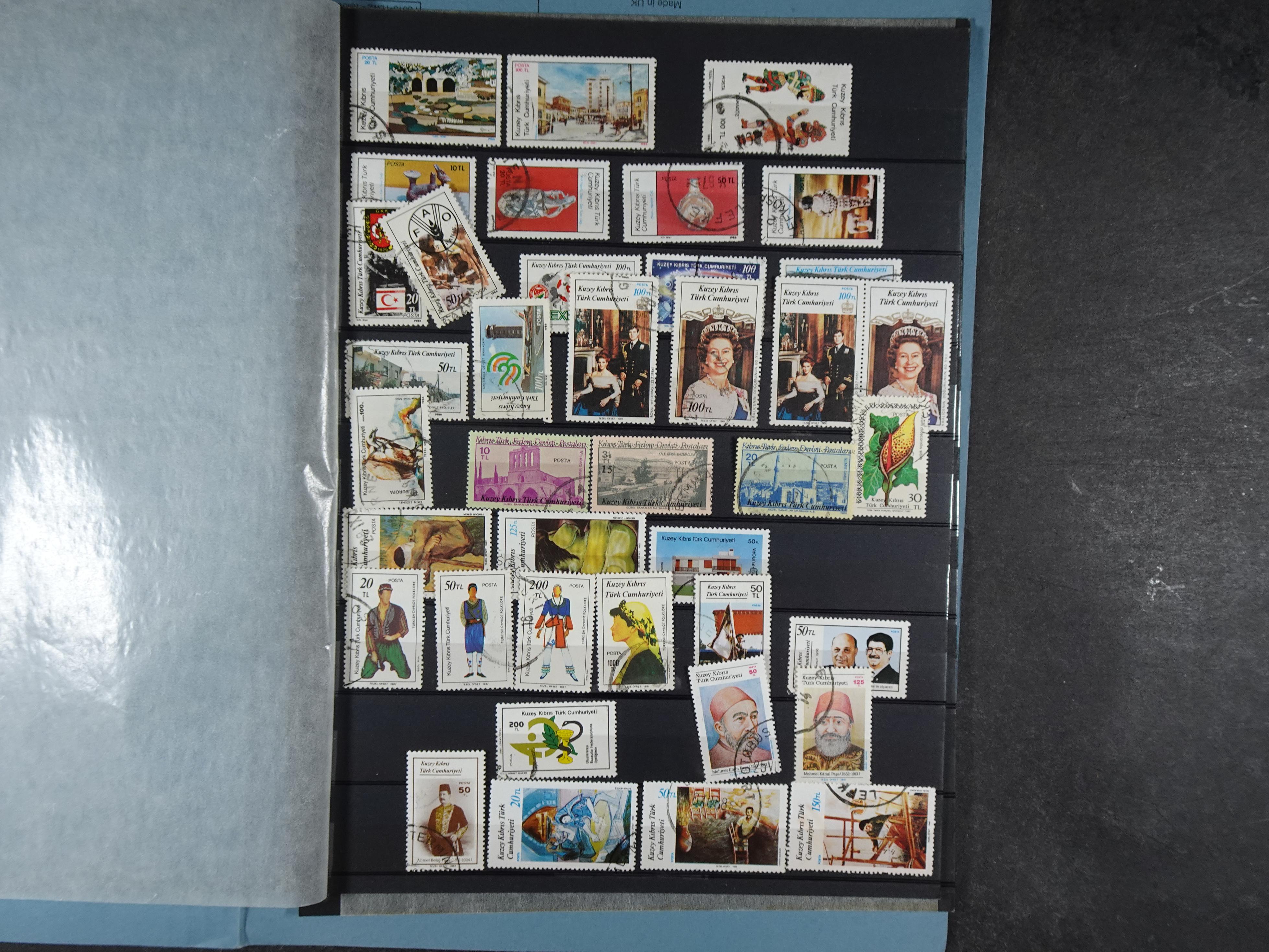 Topcollectie met een enorme waarde onder andere zeer goed postfris Back of the Book ook veel varieteiten etc. vondsten zeer zeker mogelijke. 117