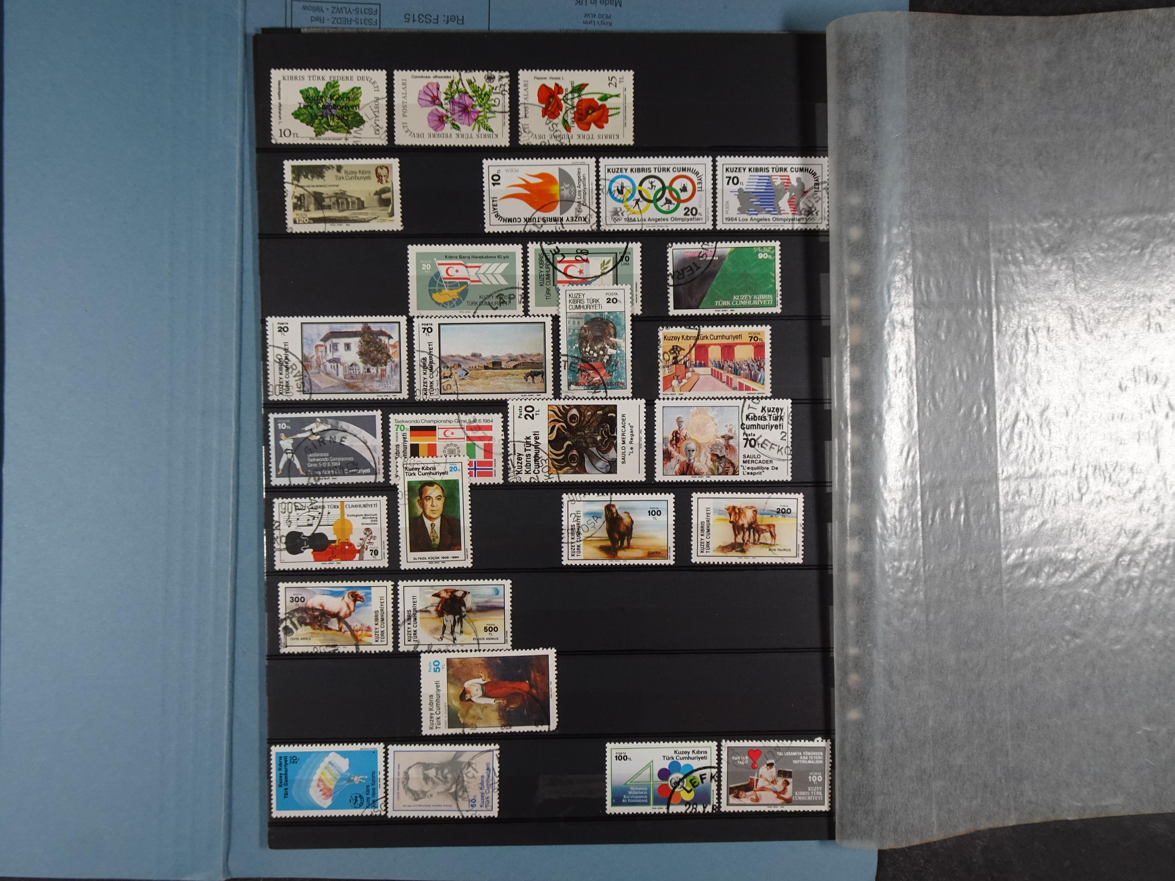 Topcollectie met een enorme waarde onder andere zeer goed postfris Back of the Book ook veel varieteiten etc. vondsten zeer zeker mogelijke. 119