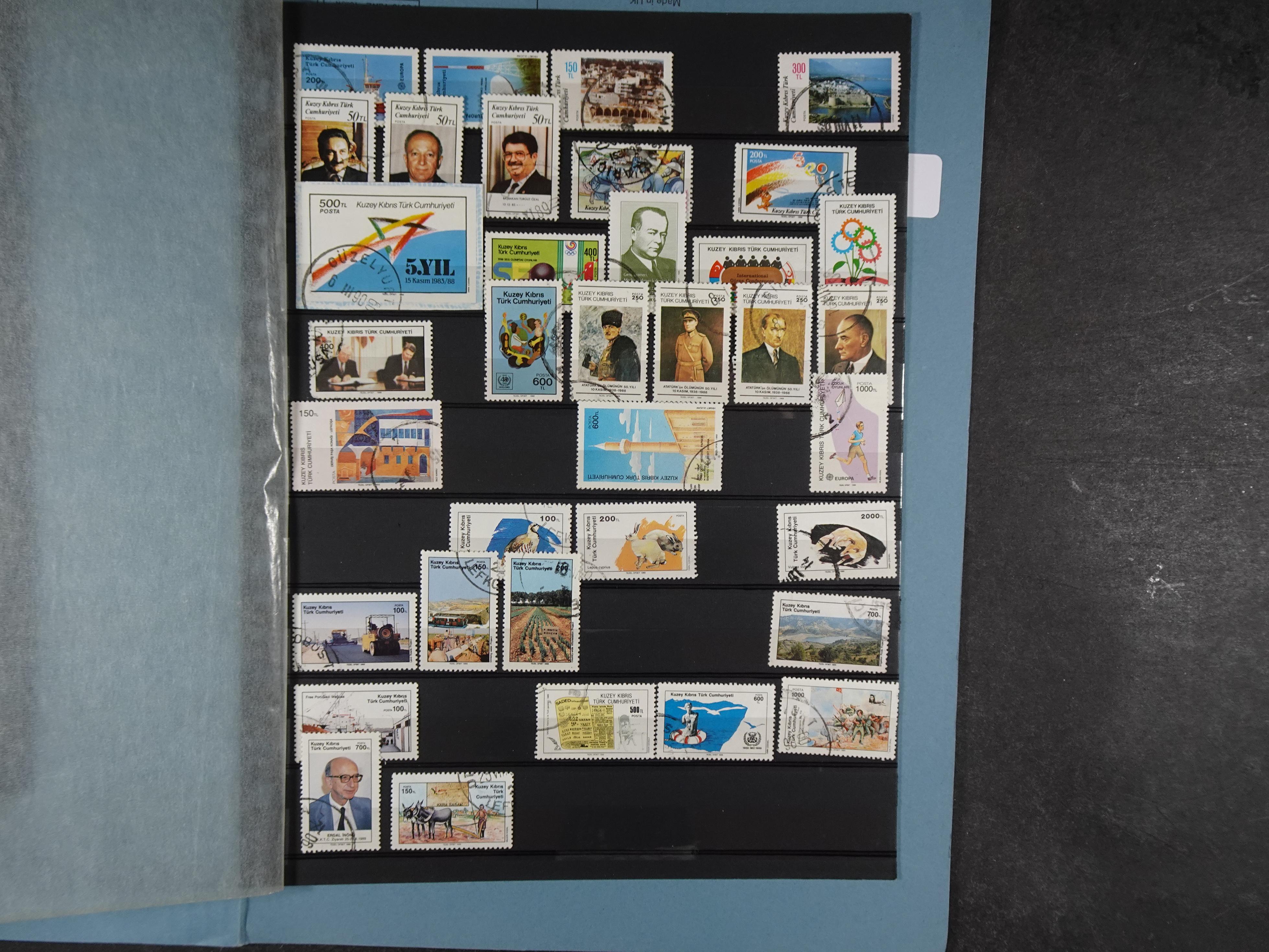 Topcollectie met een enorme waarde onder andere zeer goed postfris Back of the Book ook veel varieteiten etc. vondsten zeer zeker mogelijke. 120