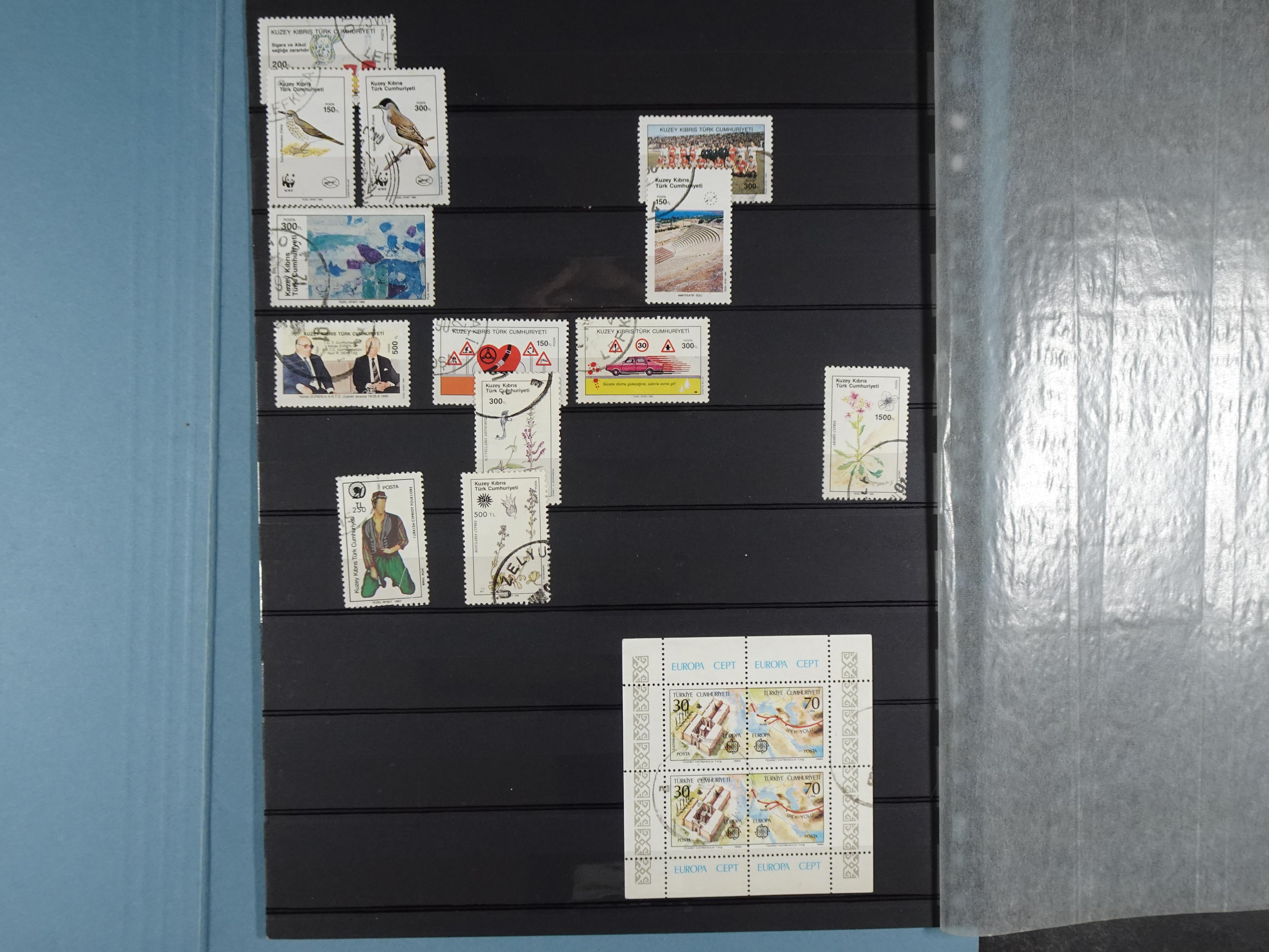 Topcollectie met een enorme waarde onder andere zeer goed postfris Back of the Book ook veel varieteiten etc. vondsten zeer zeker mogelijke. 121