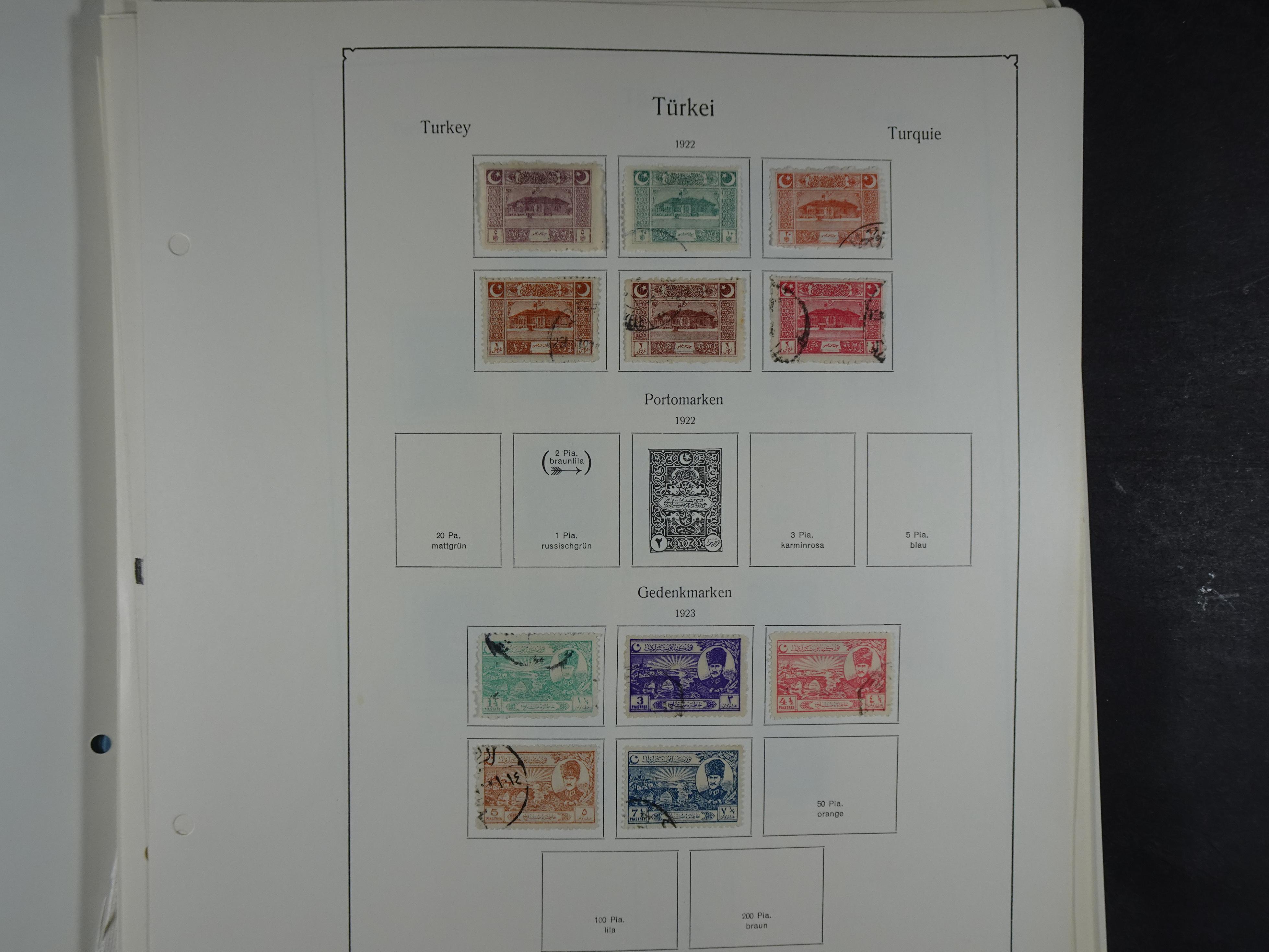 Topcollectie met een enorme waarde onder andere zeer goed postfris Back of the Book ook veel varieteiten etc. vondsten zeer zeker mogelijke. 123