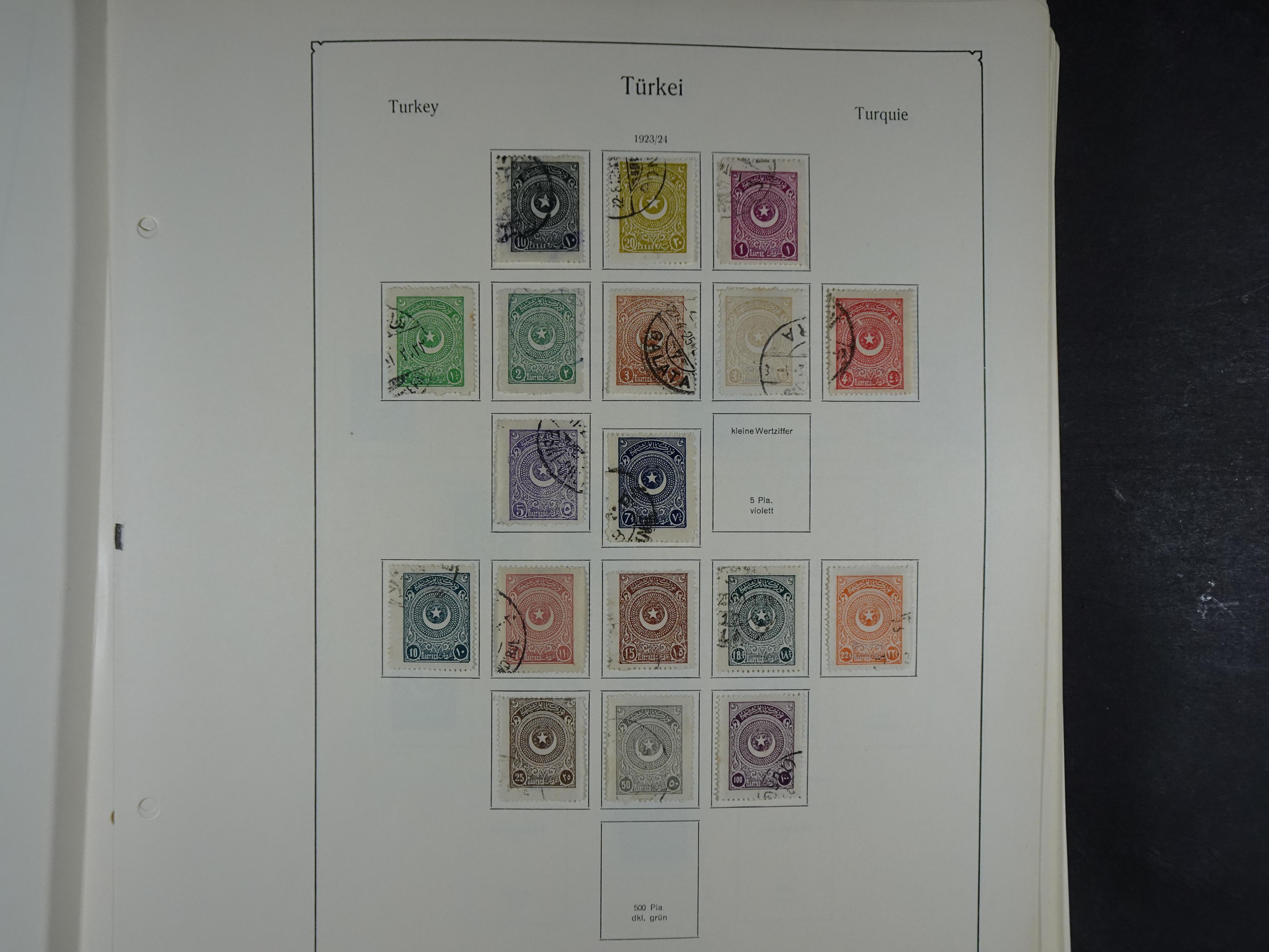 Topcollectie met een enorme waarde onder andere zeer goed postfris Back of the Book ook veel varieteiten etc. vondsten zeer zeker mogelijke. 124