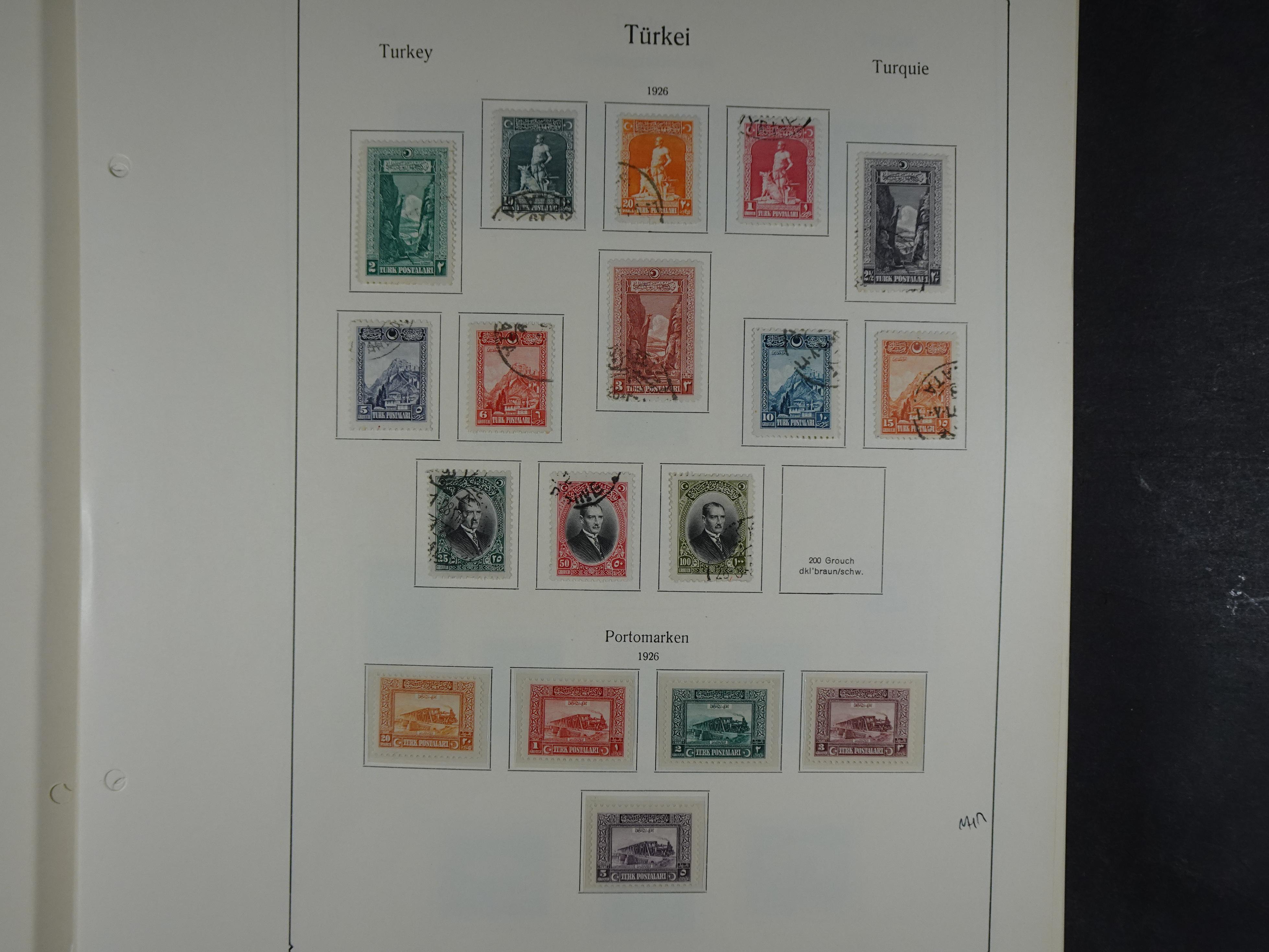 Topcollectie met een enorme waarde onder andere zeer goed postfris Back of the Book ook veel varieteiten etc. vondsten zeer zeker mogelijke. 126