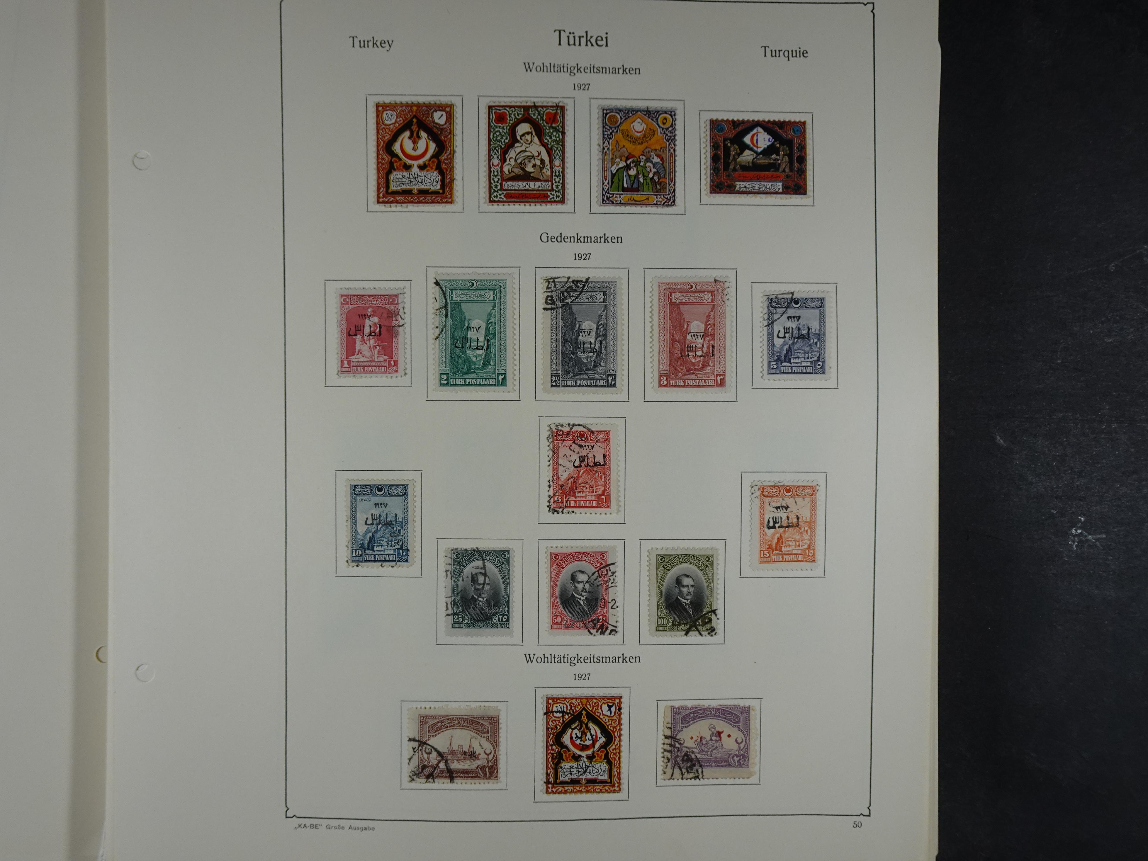 Topcollectie met een enorme waarde onder andere zeer goed postfris Back of the Book ook veel varieteiten etc. vondsten zeer zeker mogelijke. 127