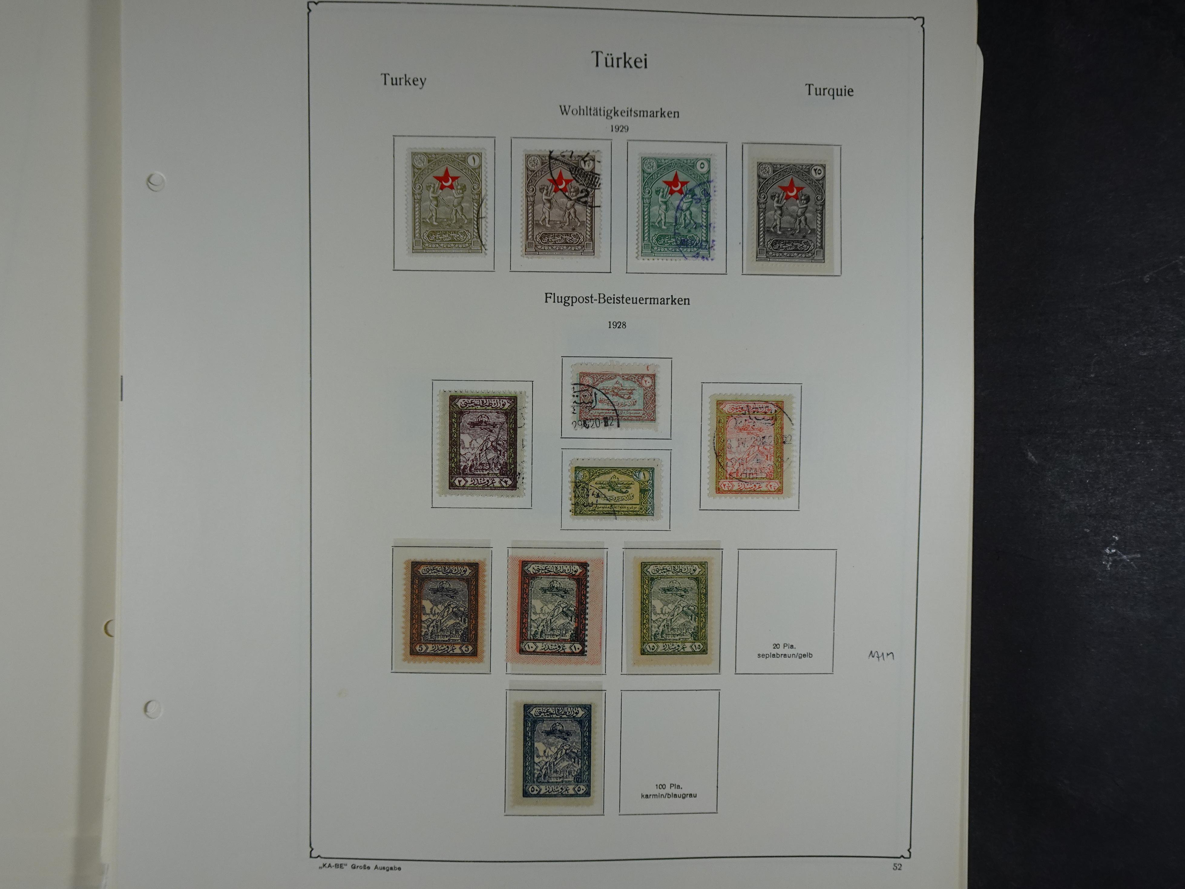 Topcollectie met een enorme waarde onder andere zeer goed postfris Back of the Book ook veel varieteiten etc. vondsten zeer zeker mogelijke. 129