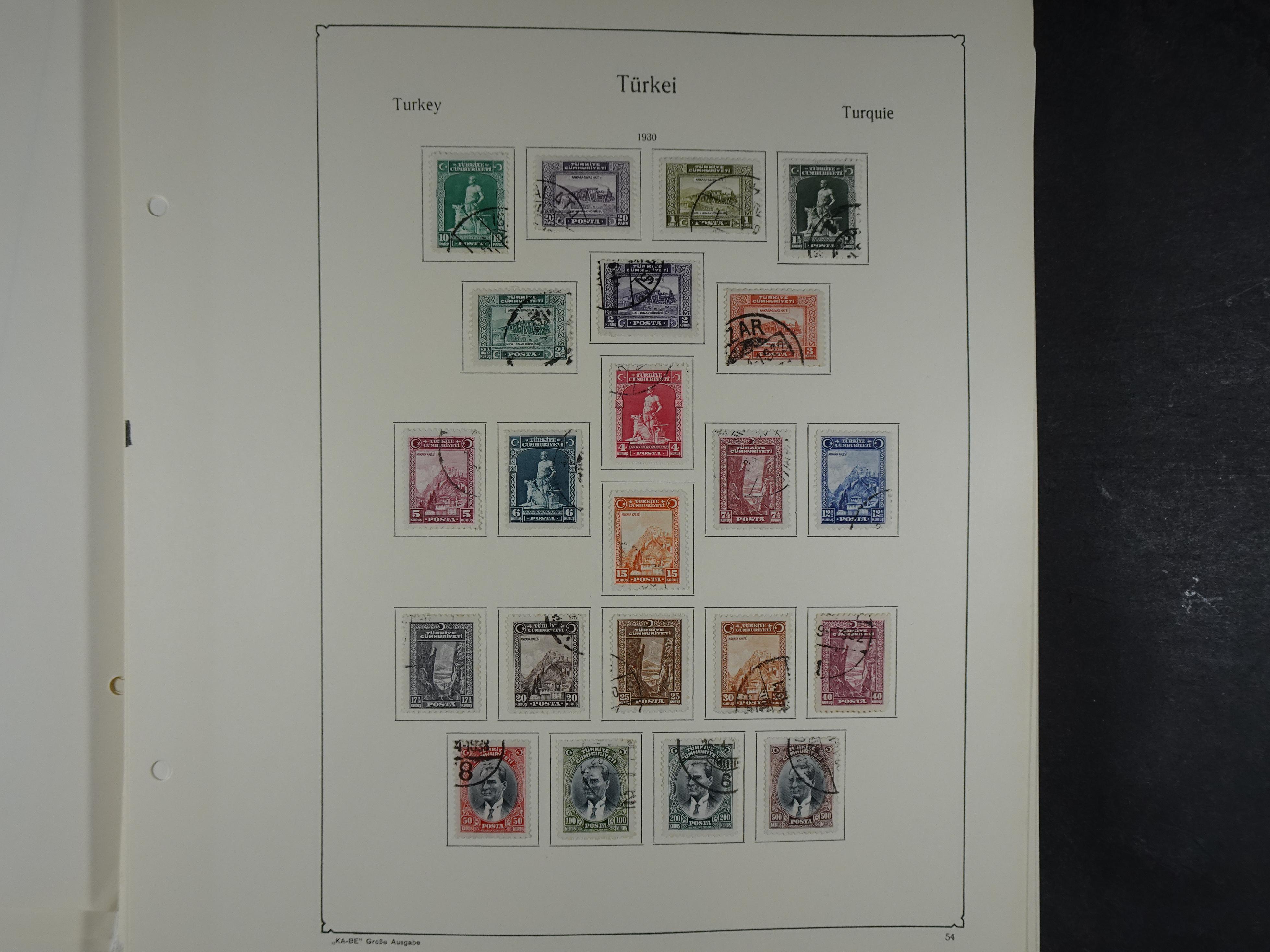 Topcollectie met een enorme waarde onder andere zeer goed postfris Back of the Book ook veel varieteiten etc. vondsten zeer zeker mogelijke. 131