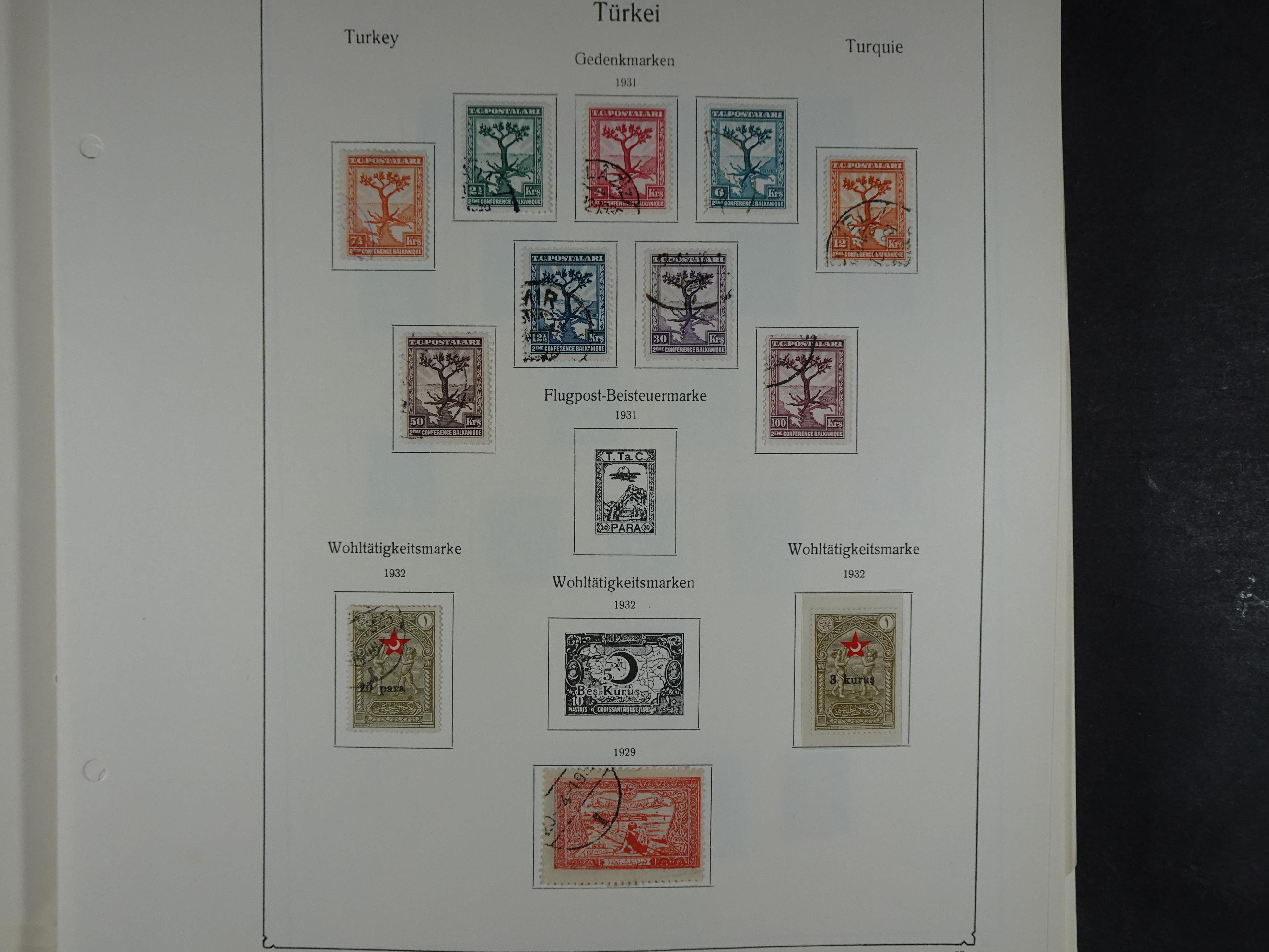 Topcollectie met een enorme waarde onder andere zeer goed postfris Back of the Book ook veel varieteiten etc. vondsten zeer zeker mogelijke. 134