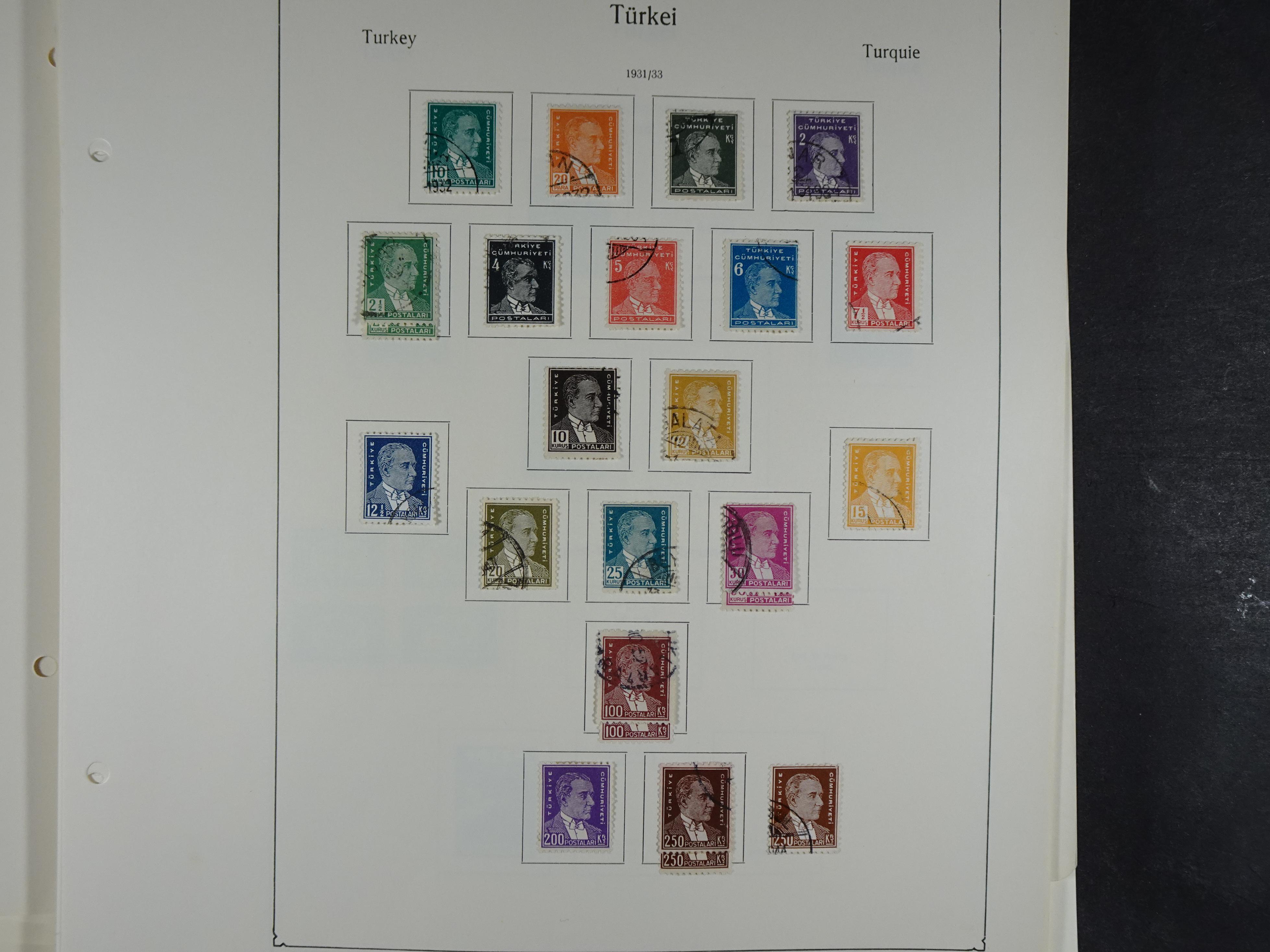 Topcollectie met een enorme waarde onder andere zeer goed postfris Back of the Book ook veel varieteiten etc. vondsten zeer zeker mogelijke. 135