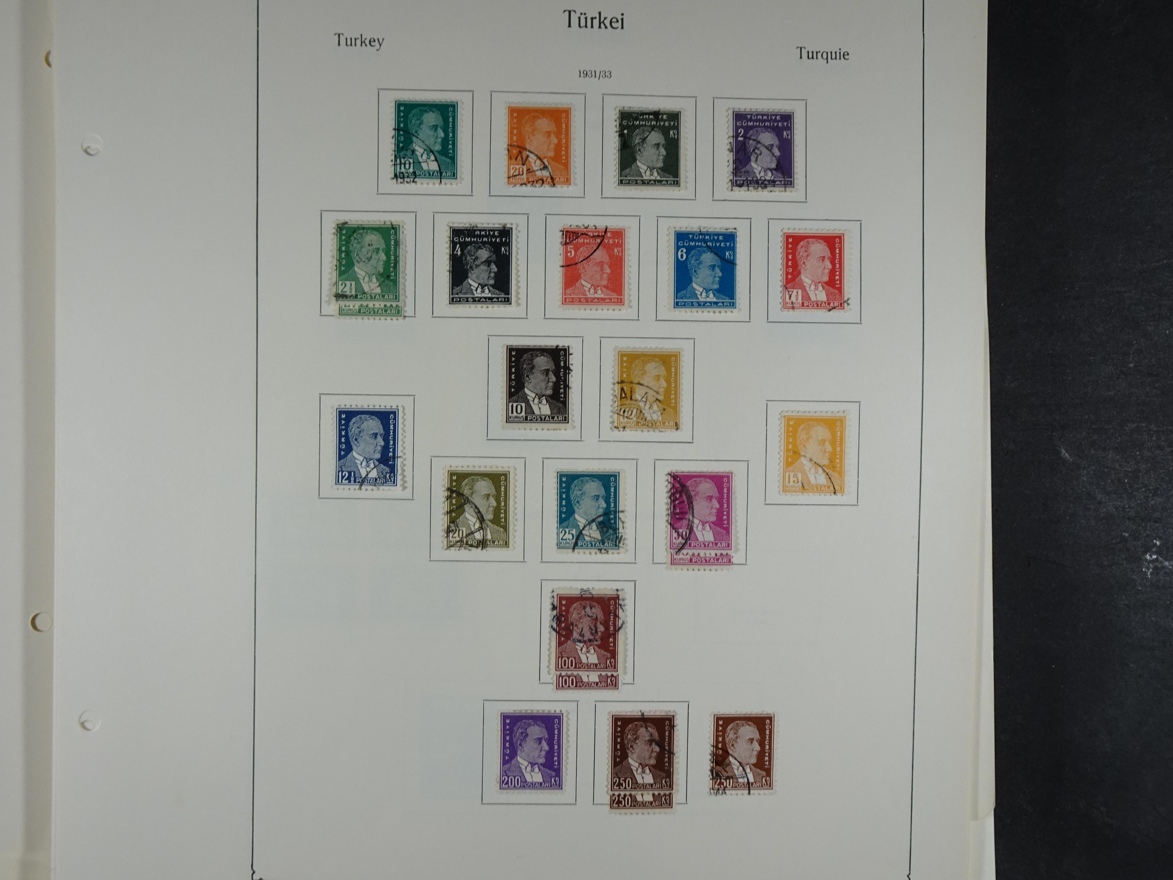 Topcollectie met een enorme waarde onder andere zeer goed postfris Back of the Book ook veel varieteiten etc. vondsten zeer zeker mogelijke. 136