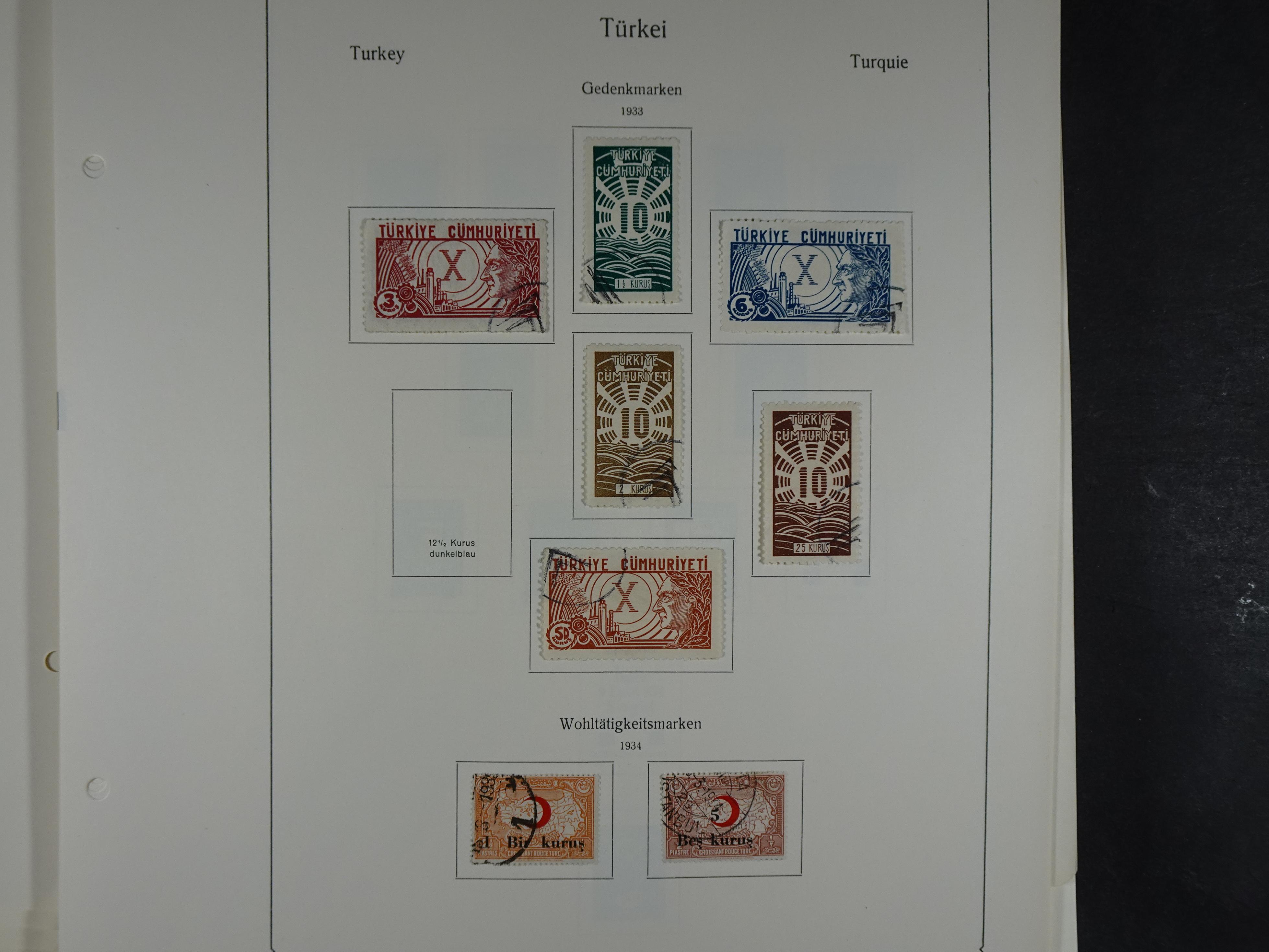 Topcollectie met een enorme waarde onder andere zeer goed postfris Back of the Book ook veel varieteiten etc. vondsten zeer zeker mogelijke. 138