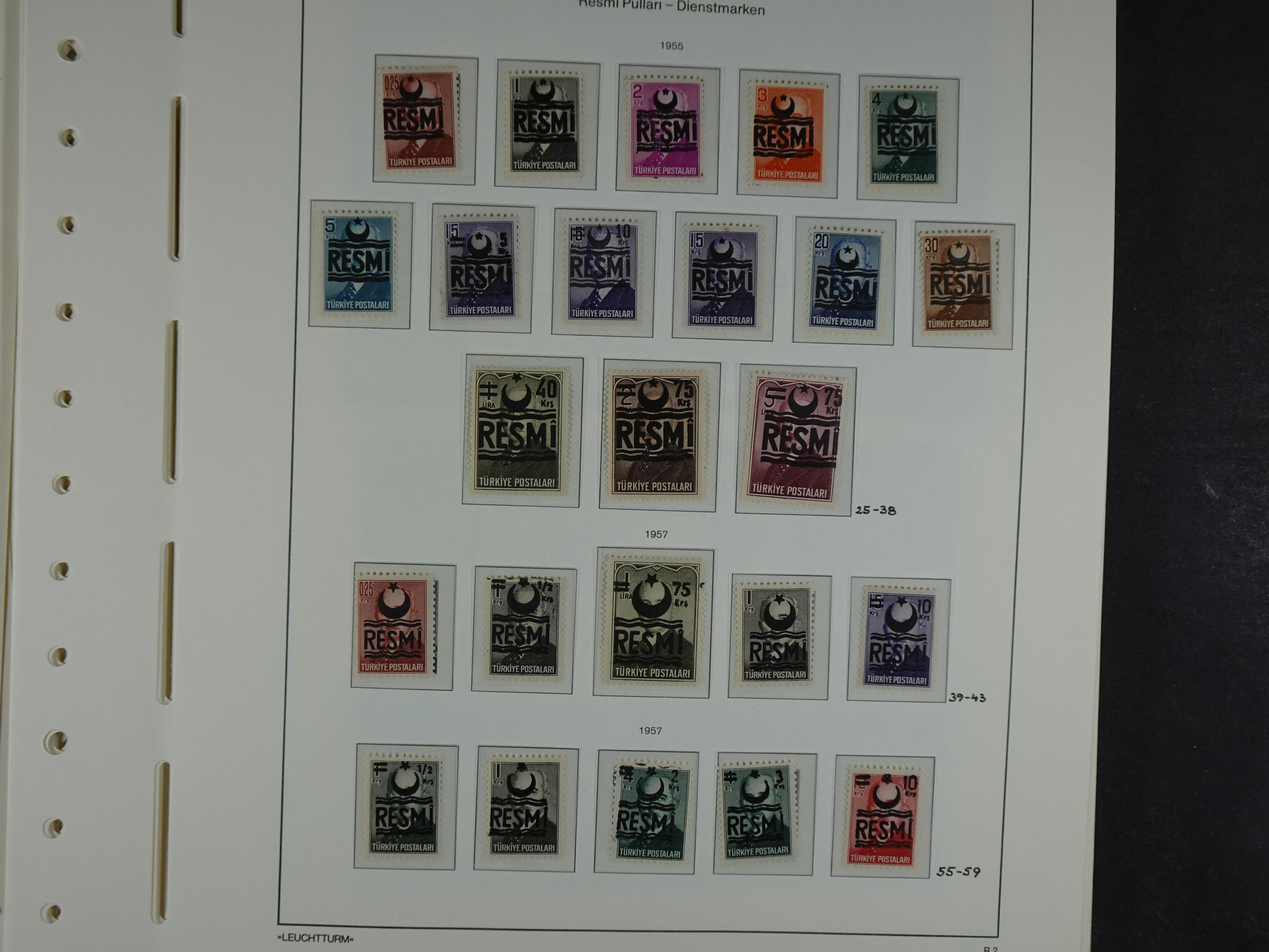 Topcollectie met een enorme waarde onder andere zeer goed postfris Back of the Book ook veel varieteiten etc. vondsten zeer zeker mogelijke. 152