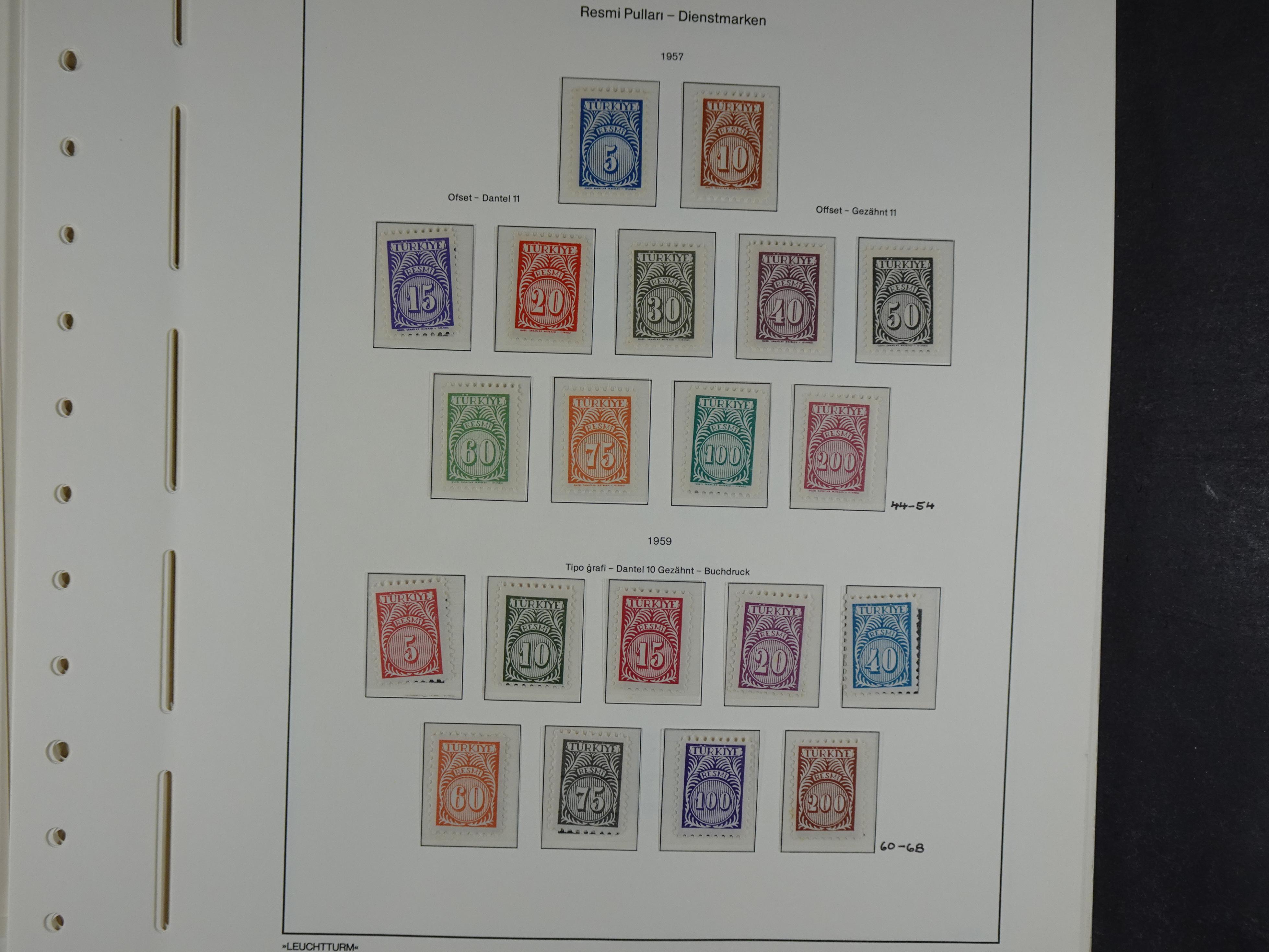 Topcollectie met een enorme waarde onder andere zeer goed postfris Back of the Book ook veel varieteiten etc. vondsten zeer zeker mogelijke. 154