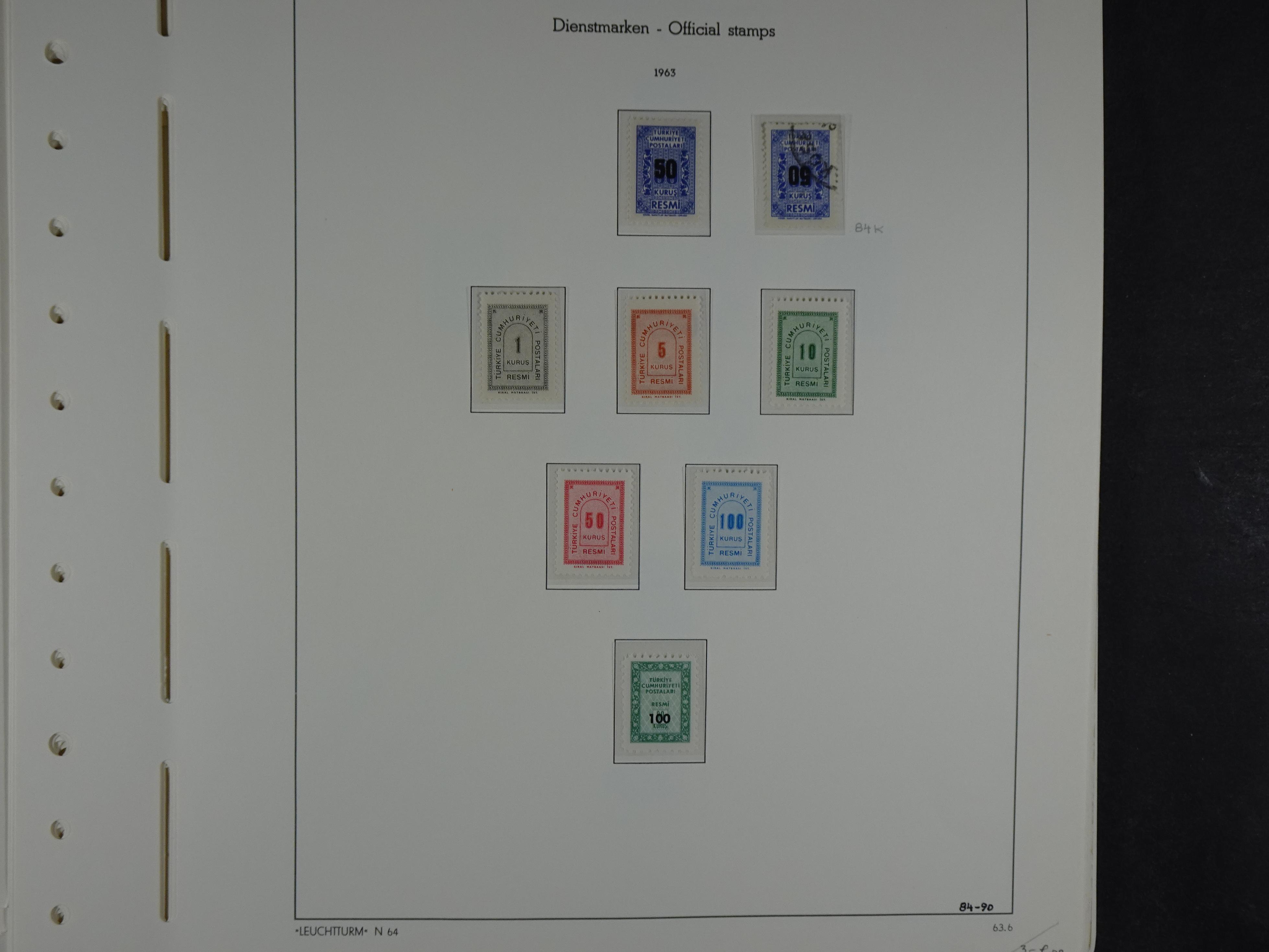 Topcollectie met een enorme waarde onder andere zeer goed postfris Back of the Book ook veel varieteiten etc. vondsten zeer zeker mogelijke. 157