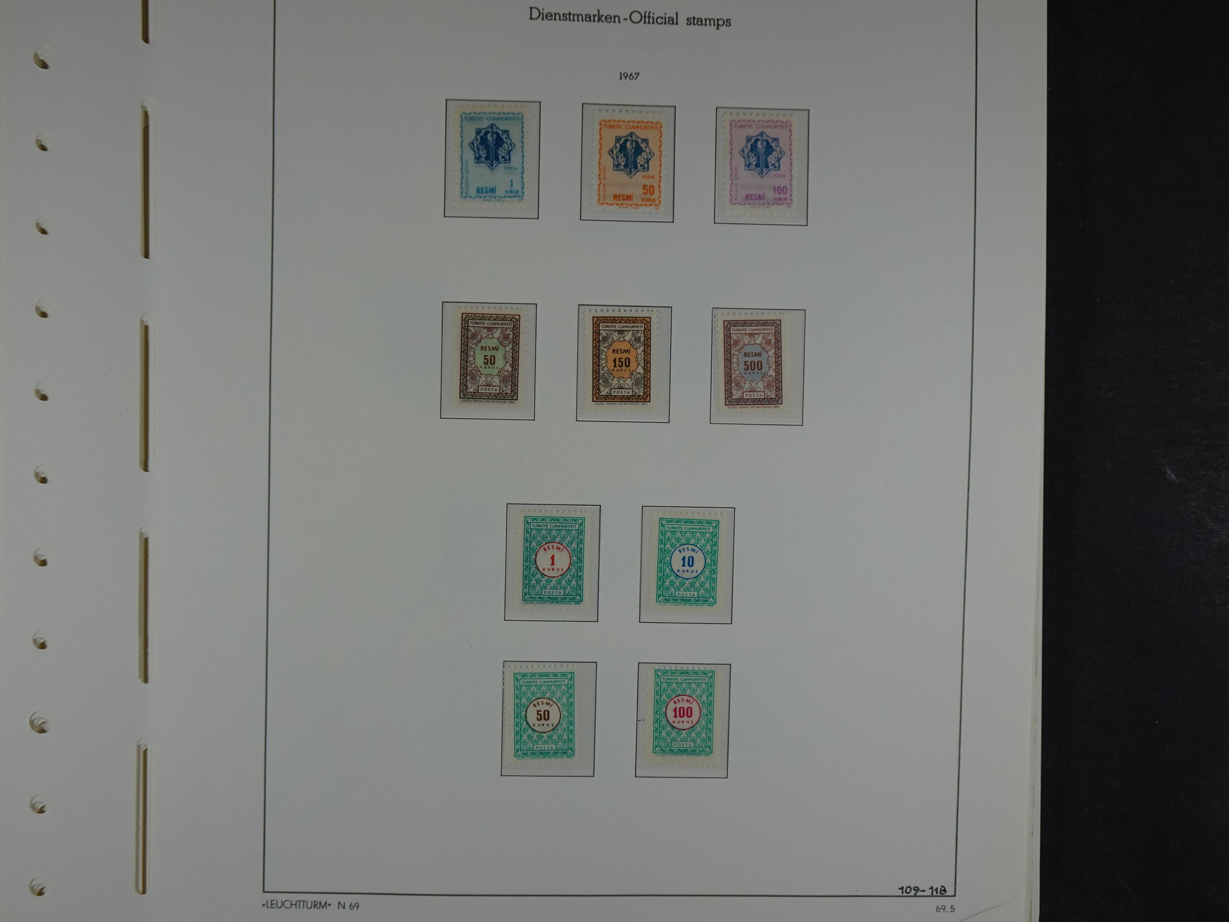 Topcollectie met een enorme waarde onder andere zeer goed postfris Back of the Book ook veel varieteiten etc. vondsten zeer zeker mogelijke. 160