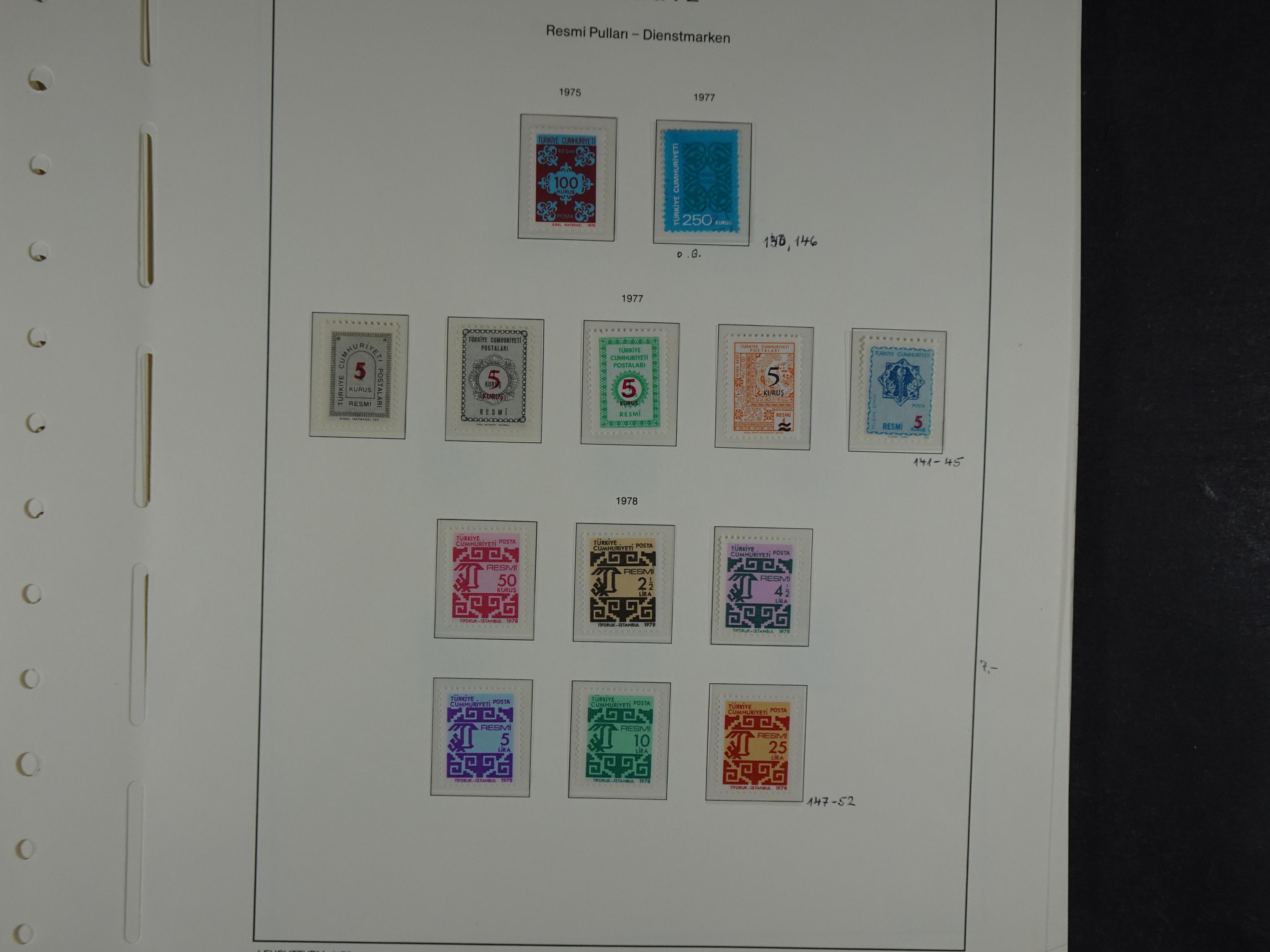 Topcollectie met een enorme waarde onder andere zeer goed postfris Back of the Book ook veel varieteiten etc. vondsten zeer zeker mogelijke. 163